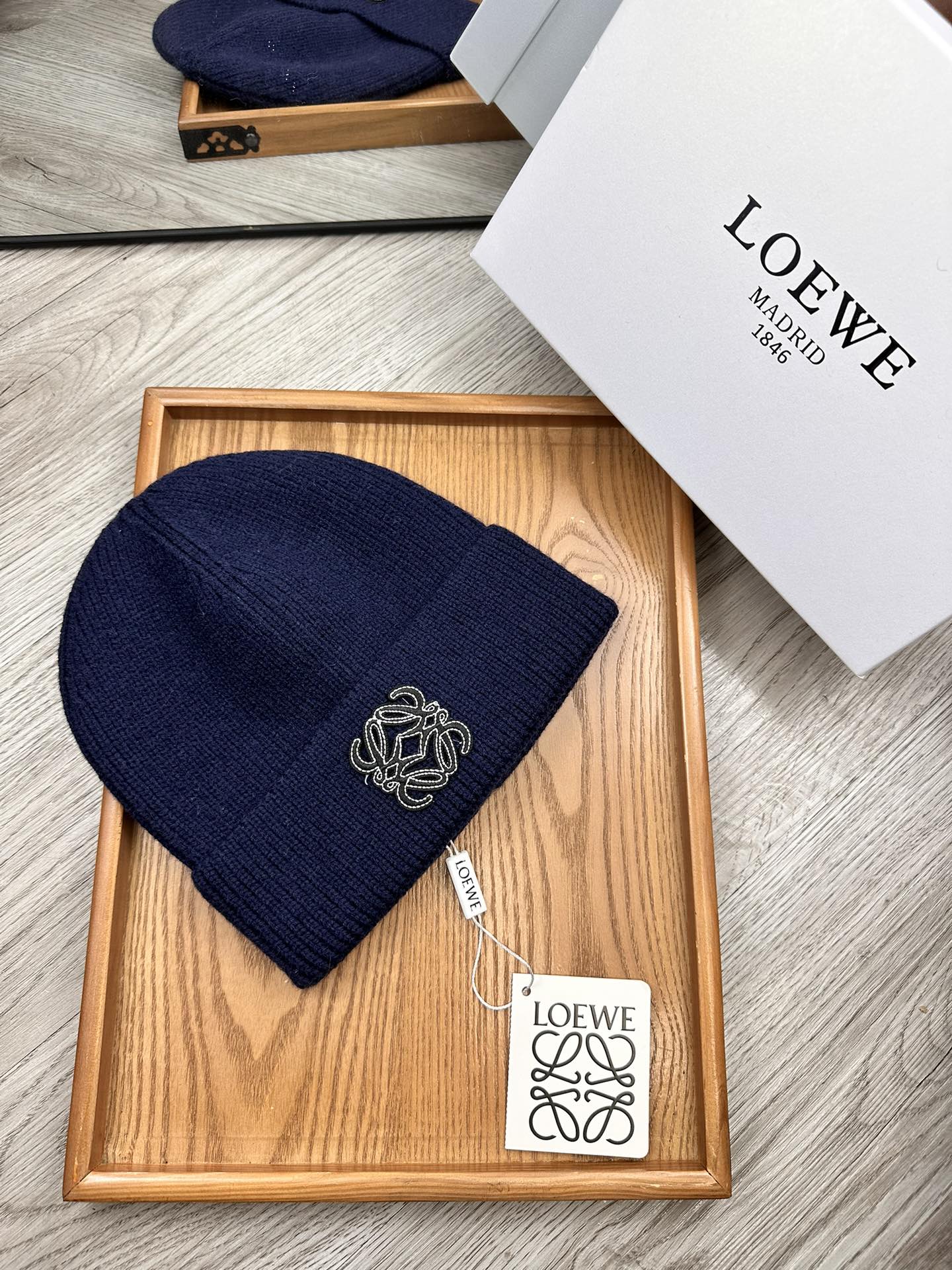 。Loewe。福利！！新款上架，特别实惠的一个系列帽子，面料：细毛线。密度紧致！毛线针织面料手感舒适透气