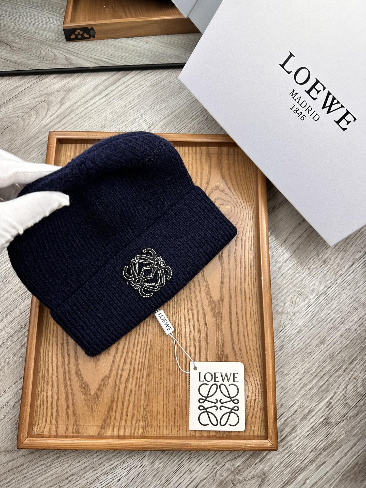 。Loewe。福利！！新款上架，特别实惠的一个系列帽子，面料：细毛线。密度紧致！毛线针织面料手感舒适透气