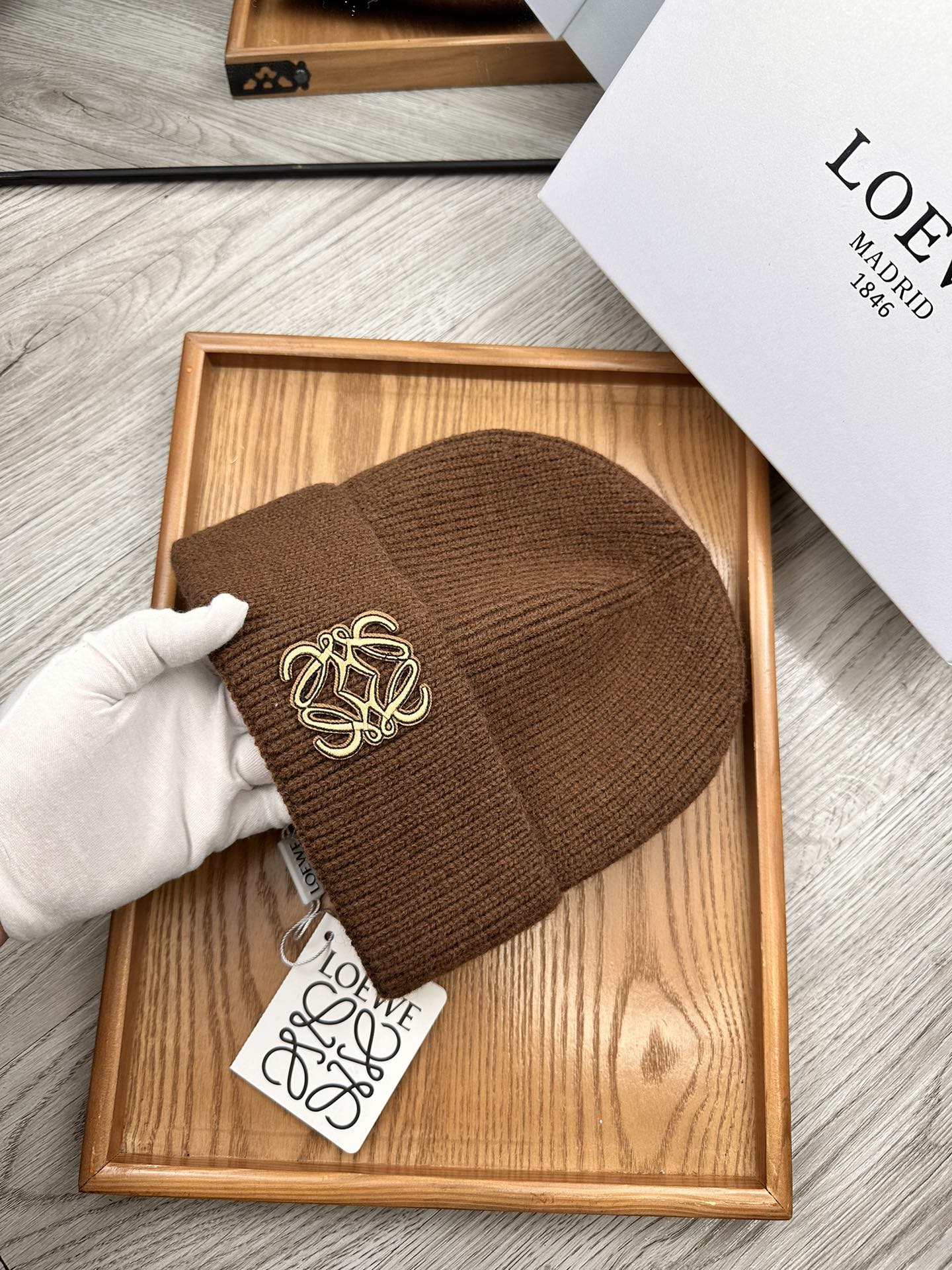 。Loewe。福利！！新款上架，特别实惠的一个系列帽子，面料：细毛线。密度紧致！毛线针织面料手感舒适透气