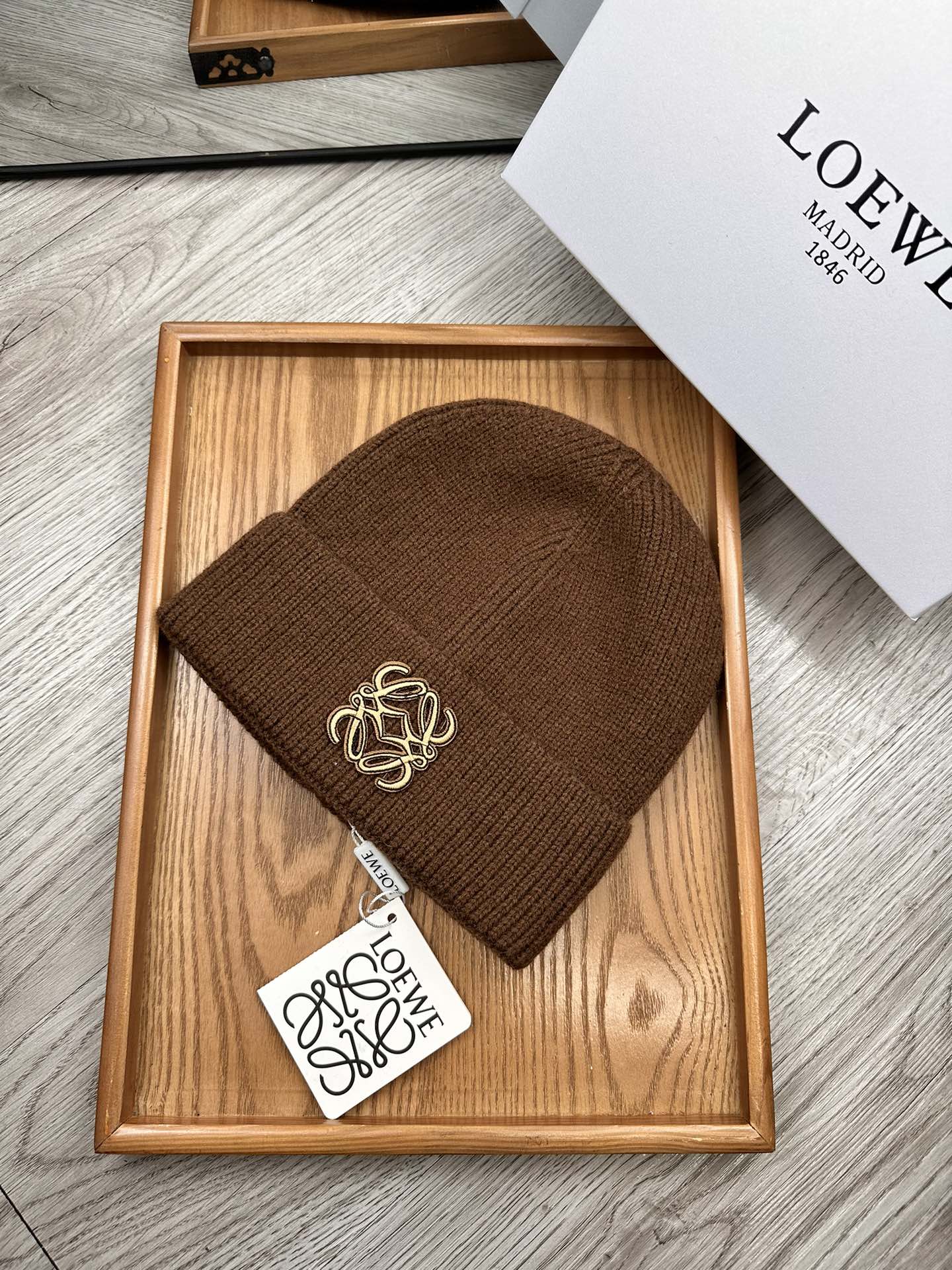 。Loewe。福利！！新款上架，特别实惠的一个系列帽子，面料：细毛线。密度紧致！毛线针织面料手感舒适透气