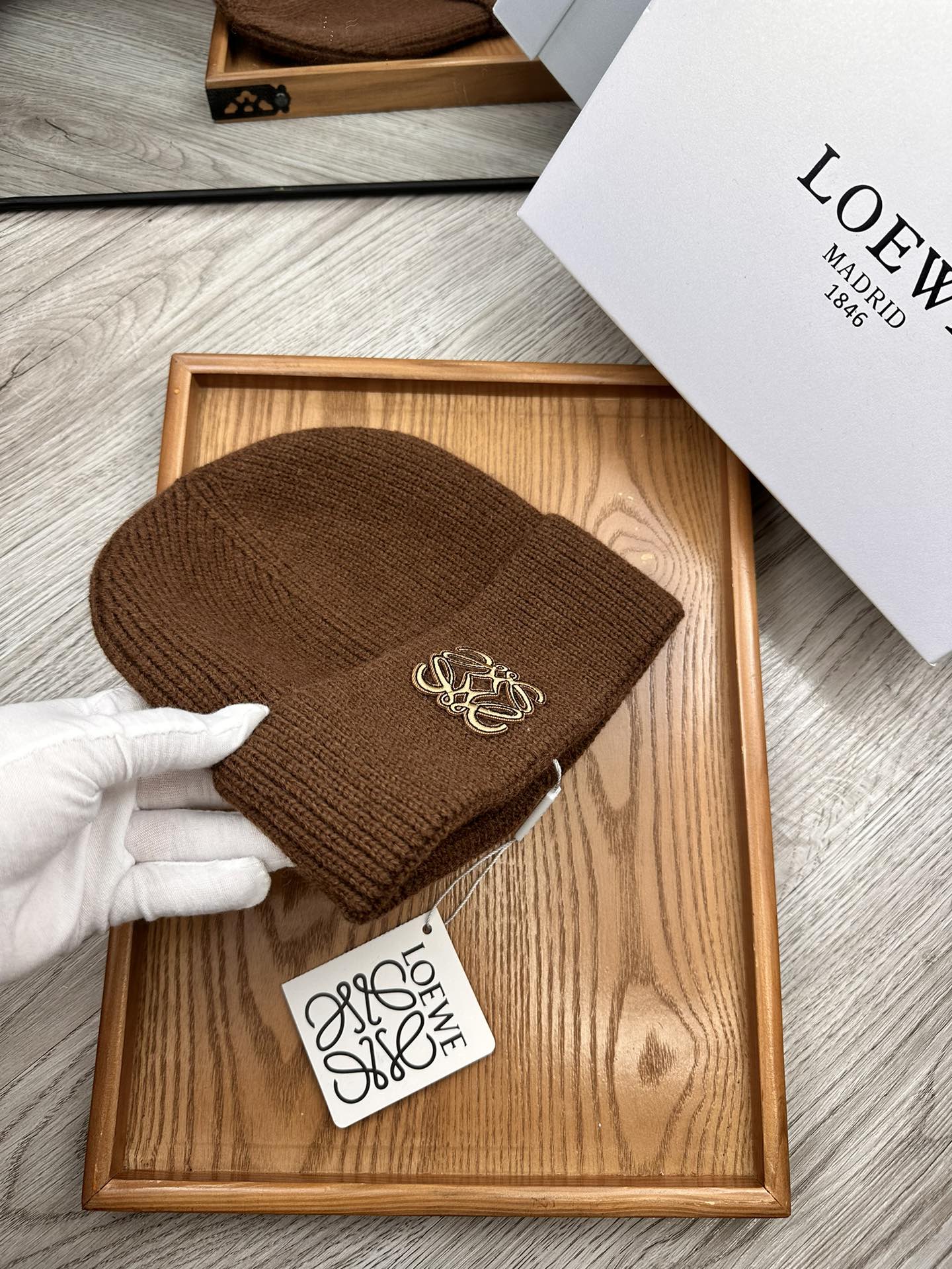 。Loewe。福利！！新款上架，特别实惠的一个系列帽子，面料：细毛线。密度紧致！毛线针织面料手感舒适透气