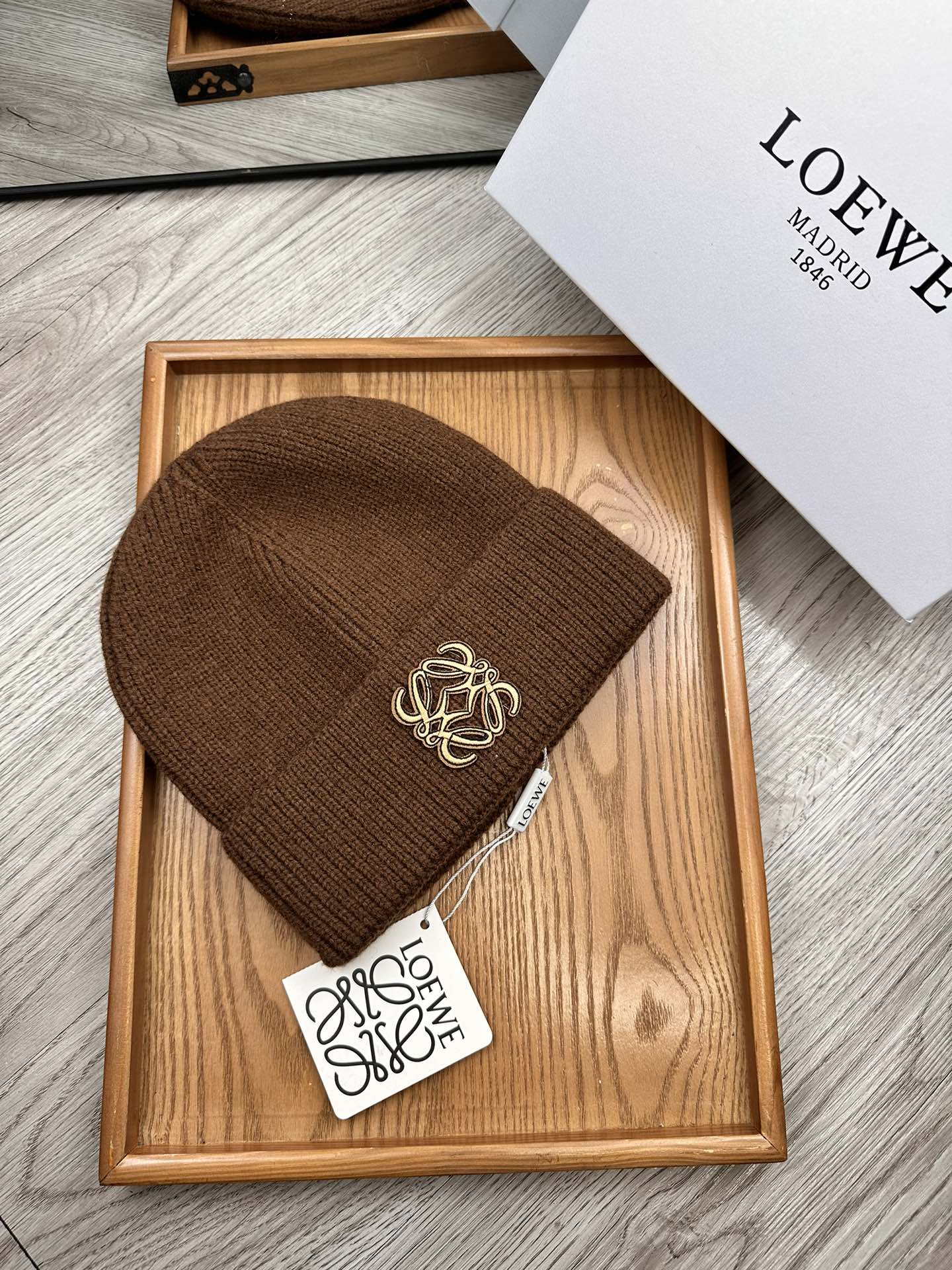 。Loewe。福利！！新款上架，特别实惠的一个系列帽子，面料：细毛线。密度紧致！毛线针织面料手感舒适透气