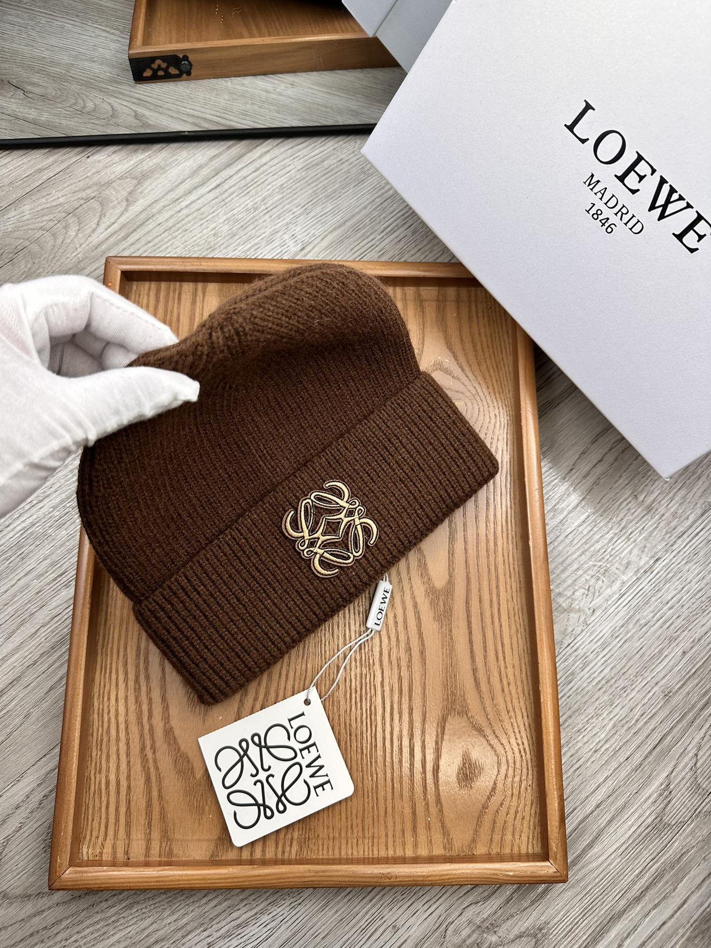 。Loewe。福利！！新款上架，特别实惠的一个系列帽子，面料：细毛线。密度紧致！毛线针织面料手感舒适透气