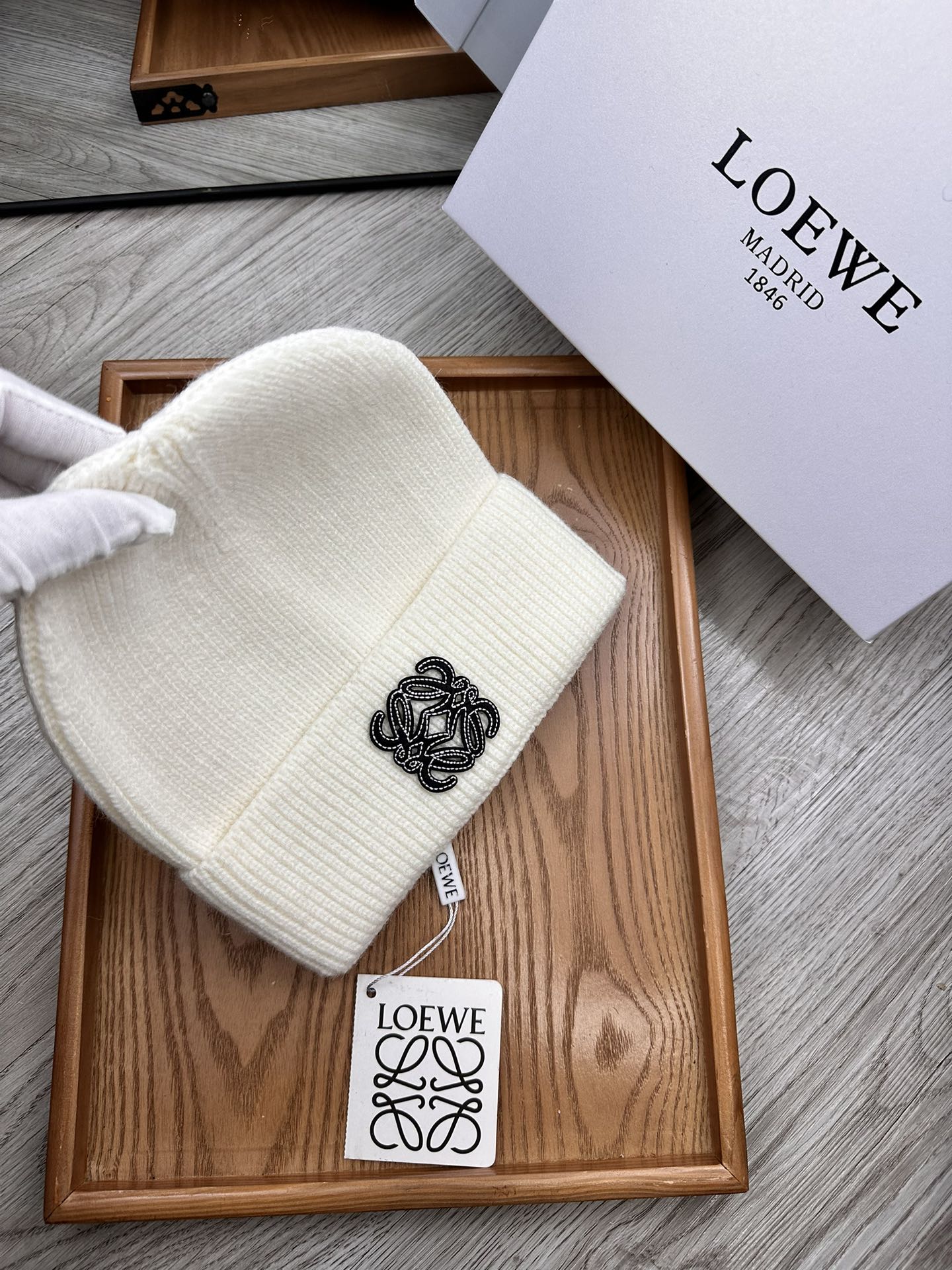 。Loewe。福利！！新款上架，特别实惠的一个系列帽子，面料：细毛线。密度紧致！毛线针织面料手感舒适透气