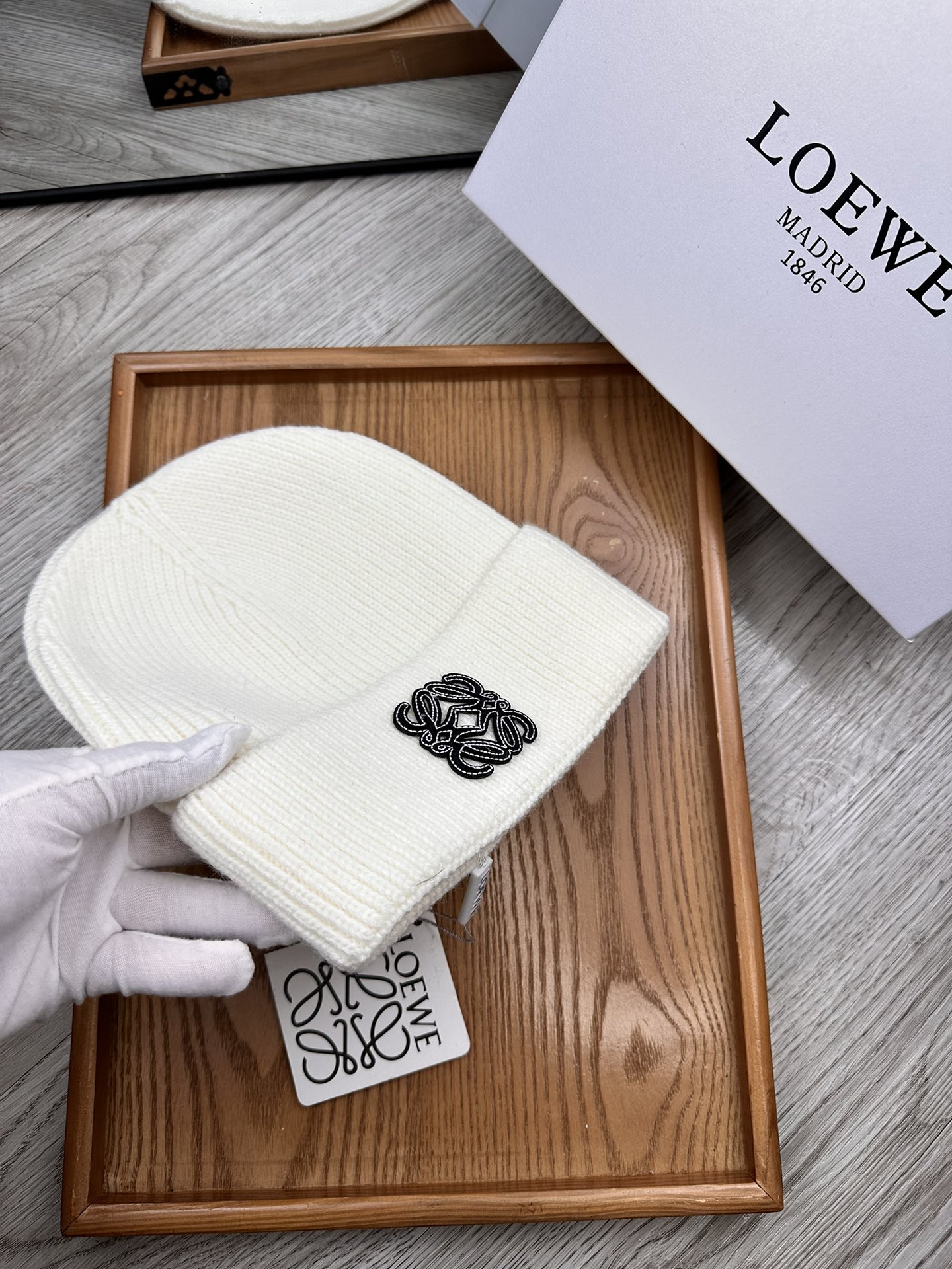 。Loewe。福利！！新款上架，特别实惠的一个系列帽子，面料：细毛线。密度紧致！毛线针织面料手感舒适透气