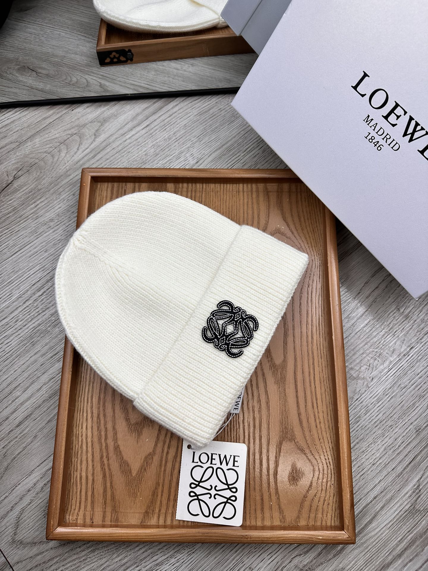 。Loewe。福利！！新款上架，特别实惠的一个系列帽子，面料：细毛线。密度紧致！毛线针织面料手感舒适透气