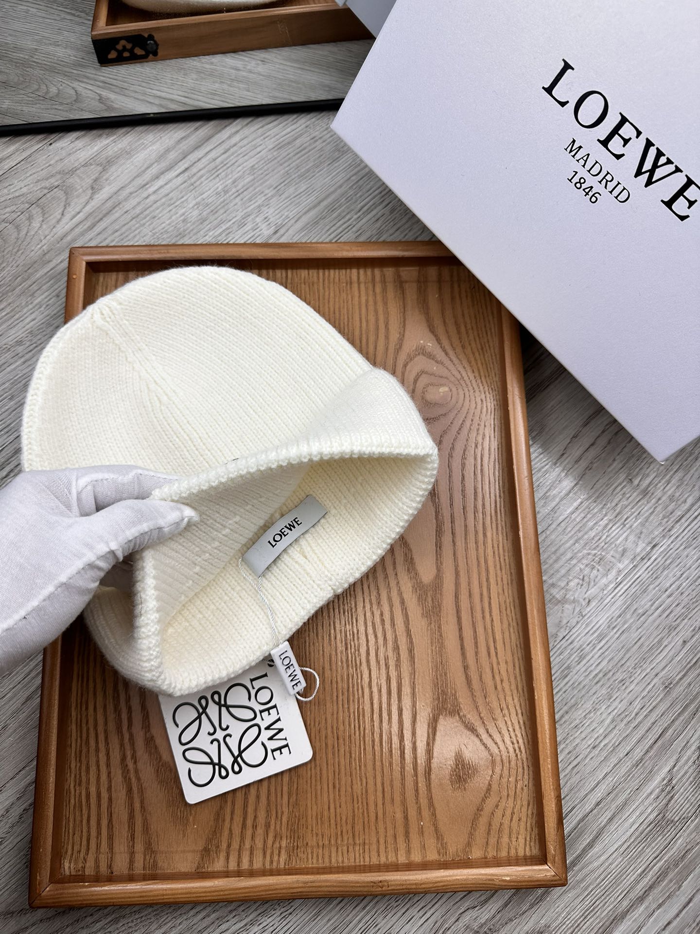 。Loewe。福利！！新款上架，特别实惠的一个系列帽子，面料：细毛线。密度紧致！毛线针织面料手感舒适透气