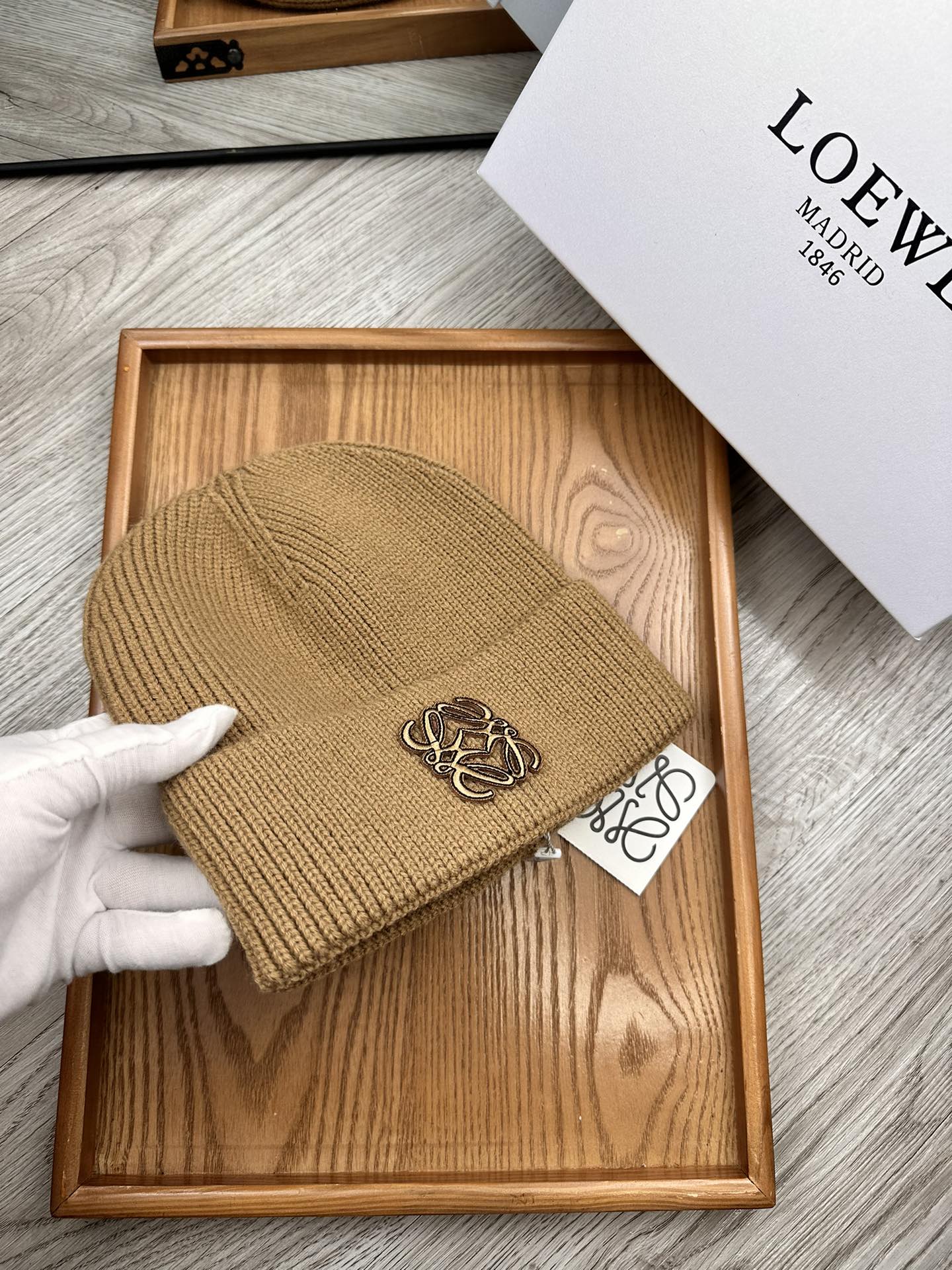 。Loewe。福利！！新款上架，特别实惠的一个系列帽子，面料：细毛线。密度紧致！毛线针织面料手感舒适透气