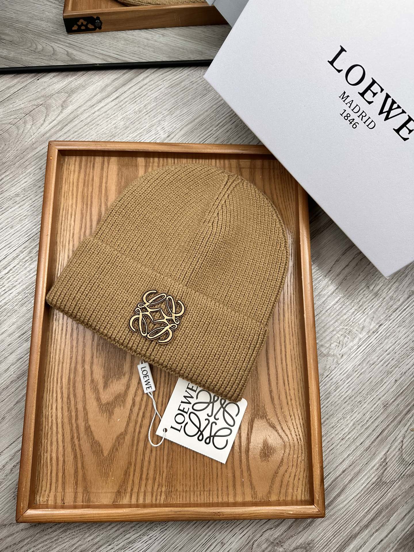 。Loewe。福利！！新款上架，特别实惠的一个系列帽子，面料：细毛线。密度紧致！毛线针织面料手感舒适透气