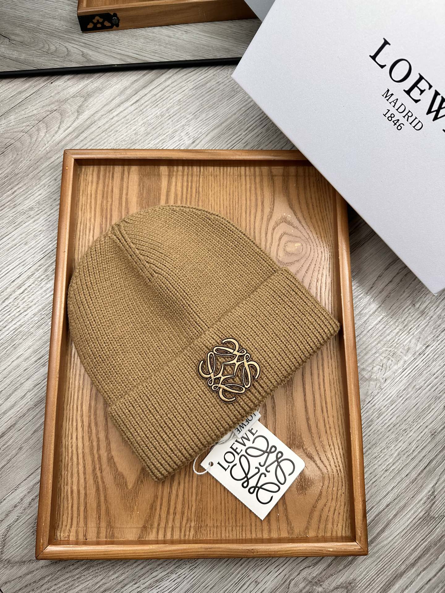 。Loewe。福利！！新款上架，特别实惠的一个系列帽子，面料：细毛线。密度紧致！毛线针织面料手感舒适透气