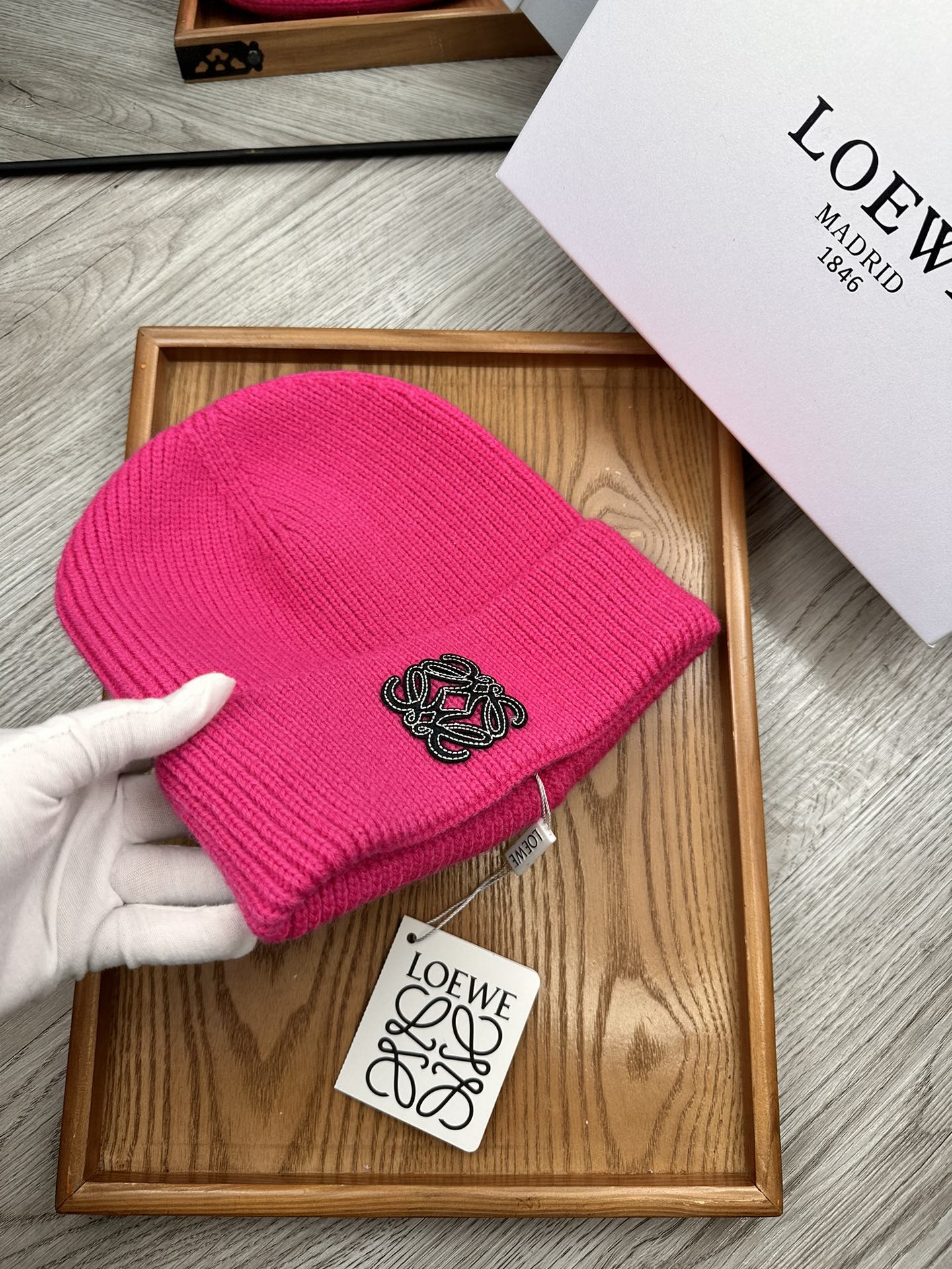 。Loewe。福利！！新款上架，特别实惠的一个系列帽子，面料：细毛线。密度紧致！毛线针织面料手感舒适透气