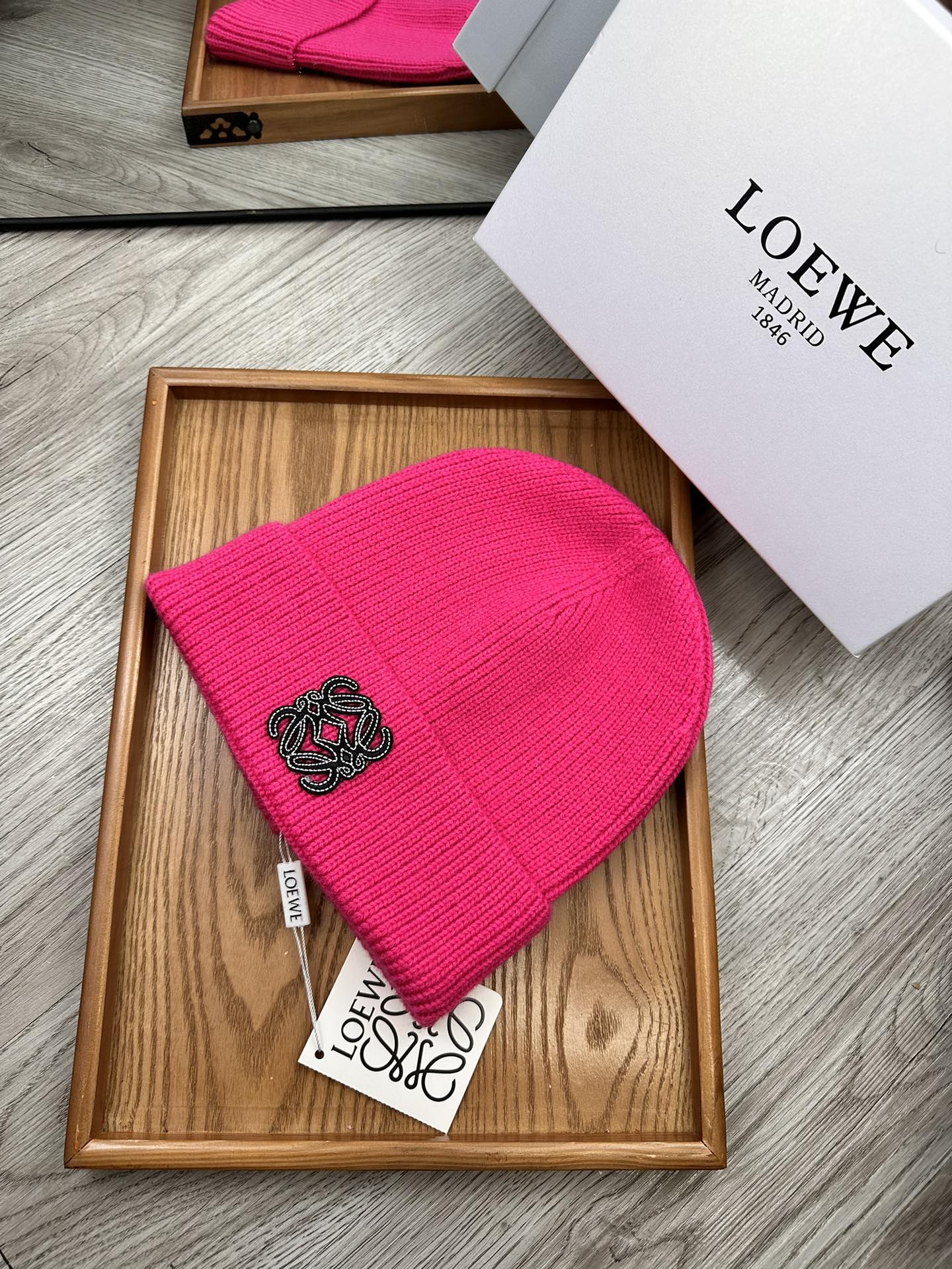 。Loewe。福利！！新款上架，特别实惠的一个系列帽子，面料：细毛线。密度紧致！毛线针织面料手感舒适透气