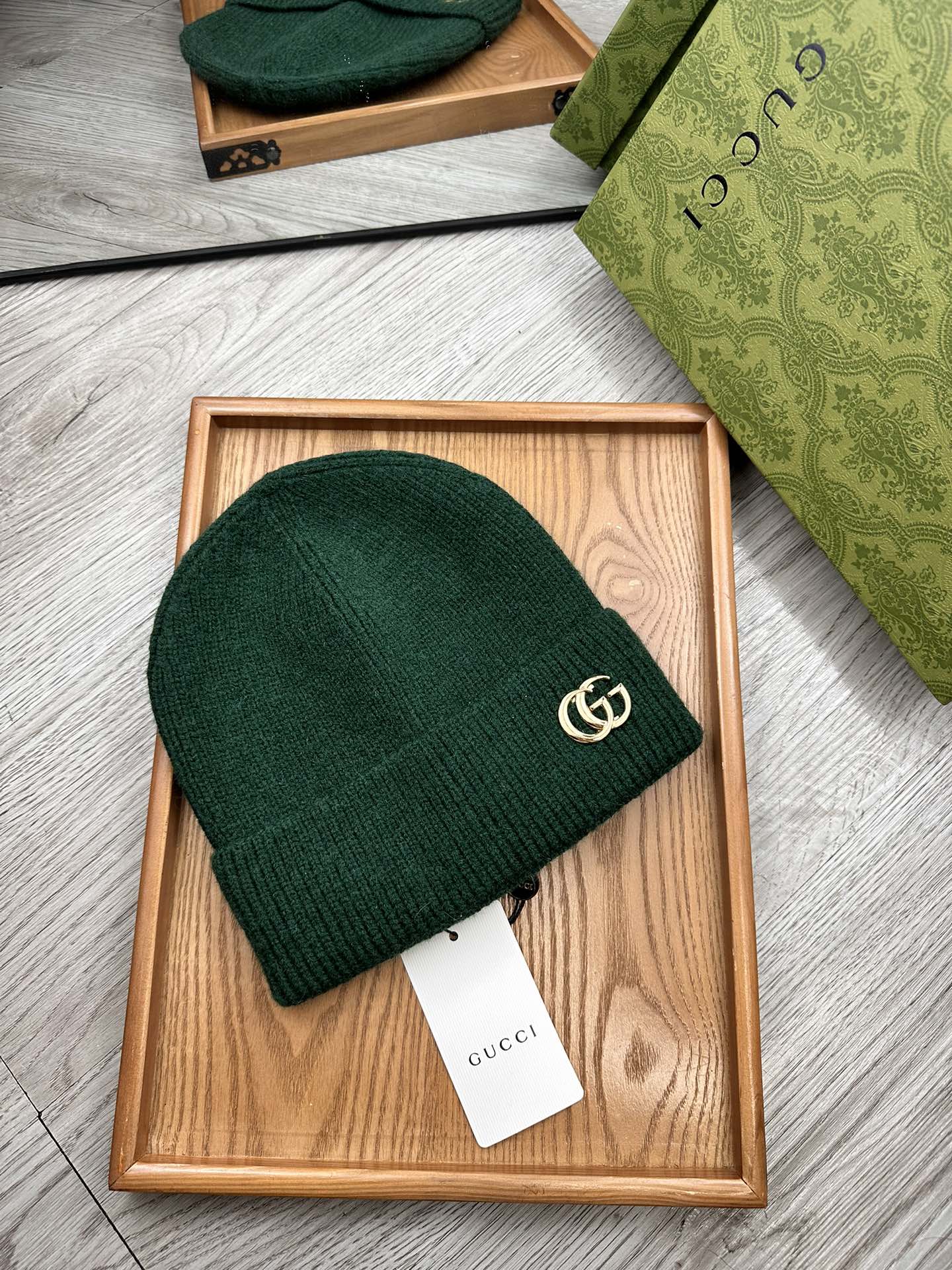 。G家。福利！！新款上架，特别实惠的一个系列帽子，面料：细毛线。密度紧致！毛线针织面料手感舒适透气性好！