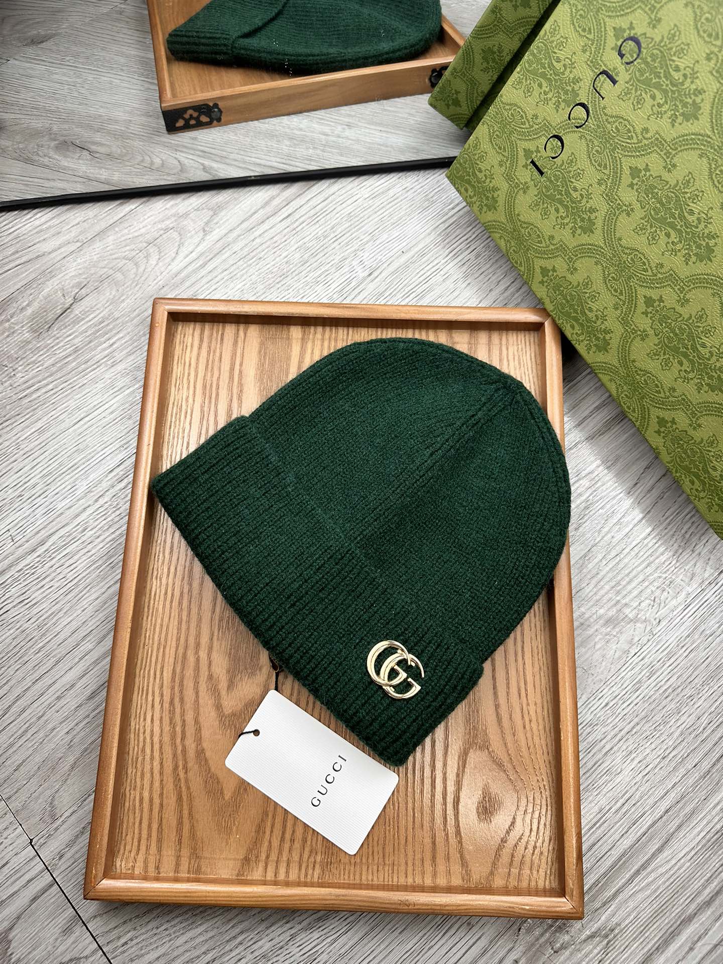 。G家。福利！！新款上架，特别实惠的一个系列帽子，面料：细毛线。密度紧致！毛线针织面料手感舒适透气性好！