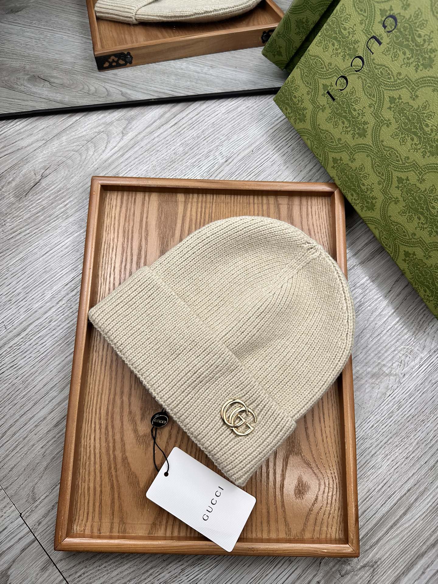 。G家。福利！！新款上架，特别实惠的一个系列帽子，面料：细毛线。密度紧致！毛线针织面料手感舒适透气性好！