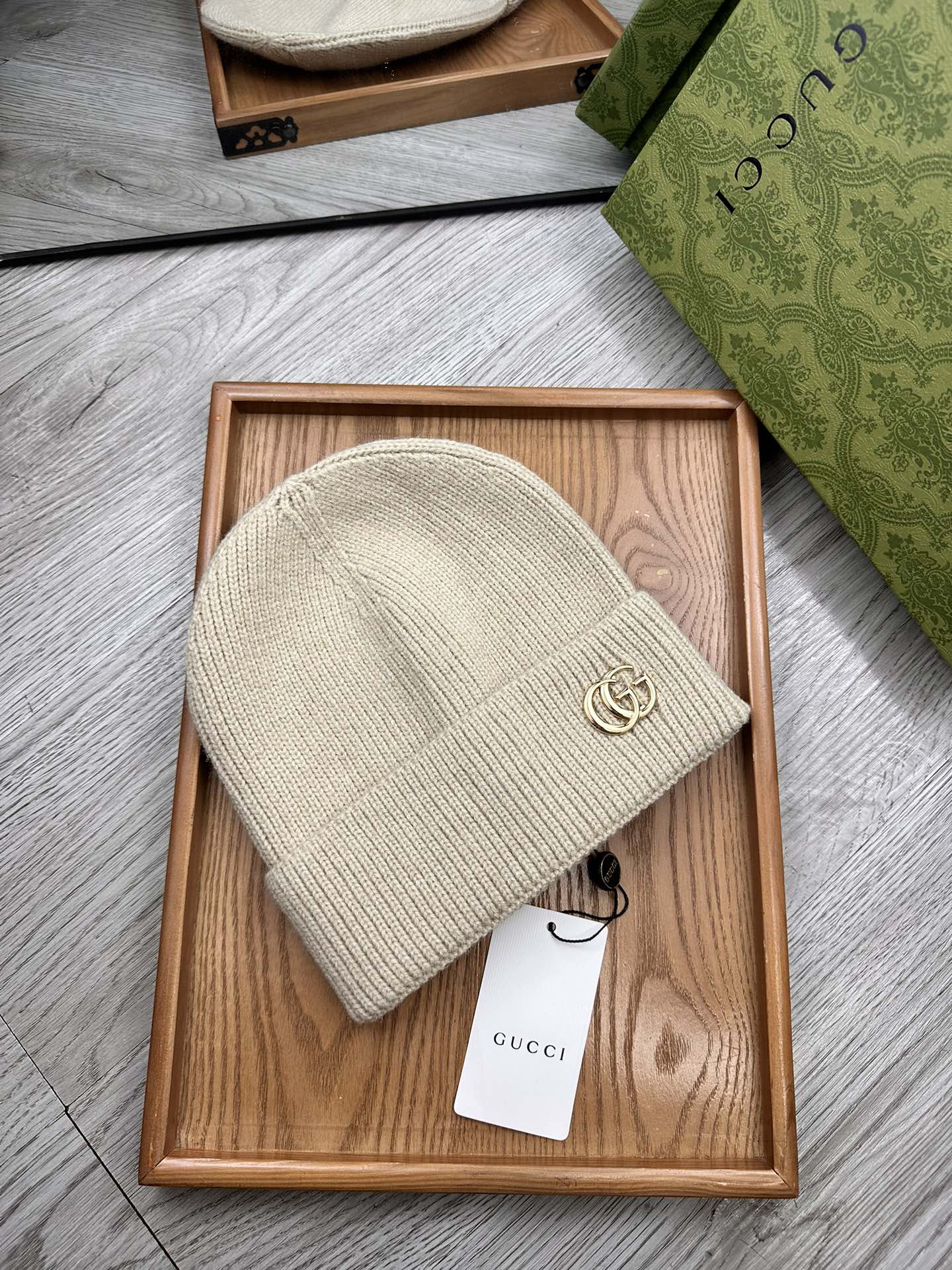 。G家。福利！！新款上架，特别实惠的一个系列帽子，面料：细毛线。密度紧致！毛线针织面料手感舒适透气性好！