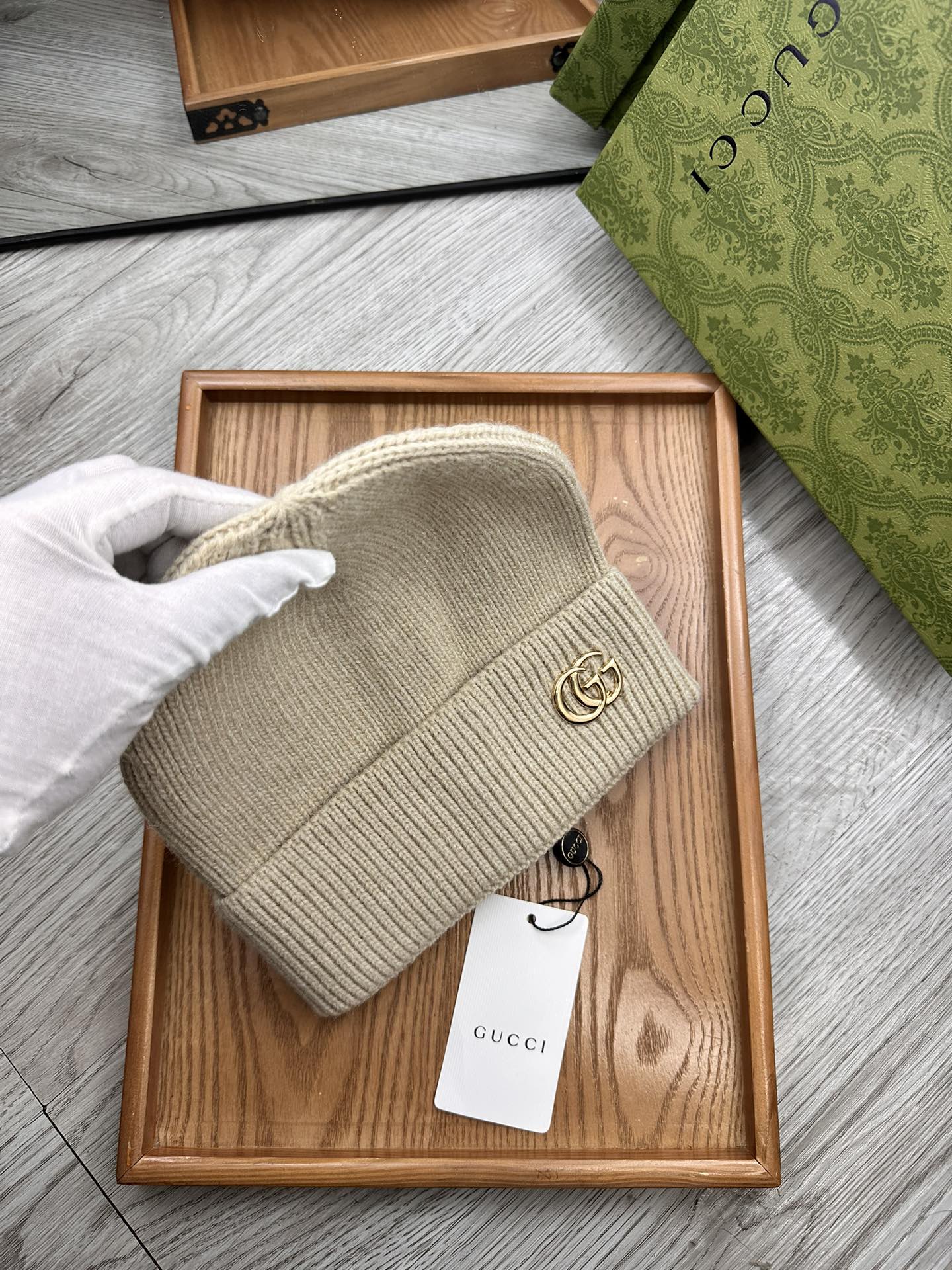 。G家。福利！！新款上架，特别实惠的一个系列帽子，面料：细毛线。密度紧致！毛线针织面料手感舒适透气性好！