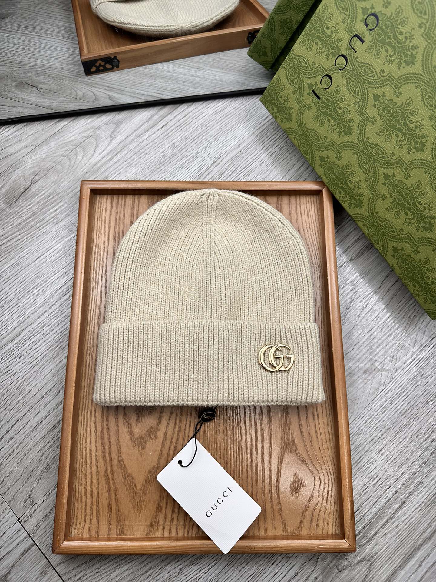 。G家。福利！！新款上架，特别实惠的一个系列帽子，面料：细毛线。密度紧致！毛线针织面料手感舒适透气性好！