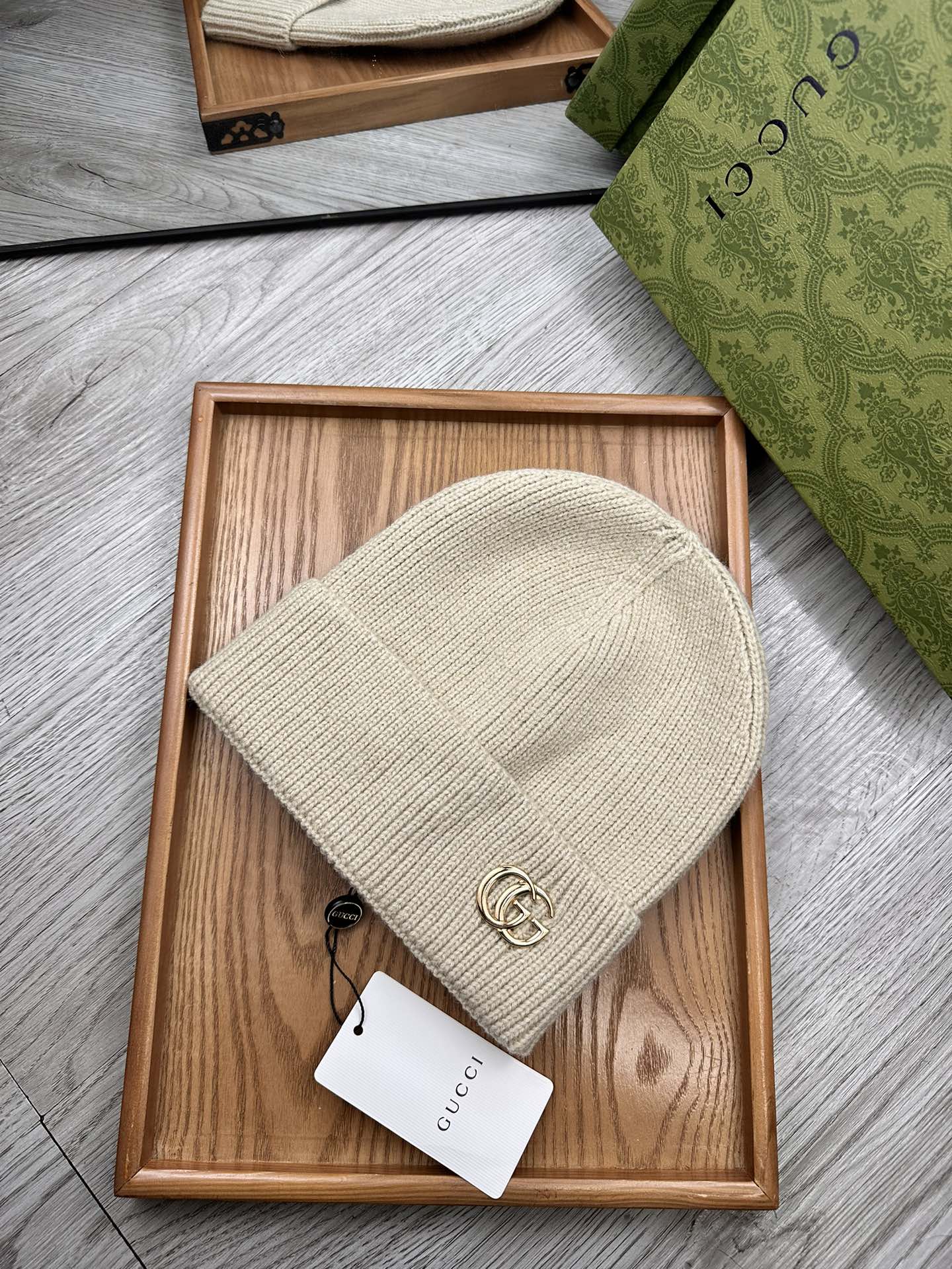 。G家。福利！！新款上架，特别实惠的一个系列帽子，面料：细毛线。密度紧致！毛线针织面料手感舒适透气性好！