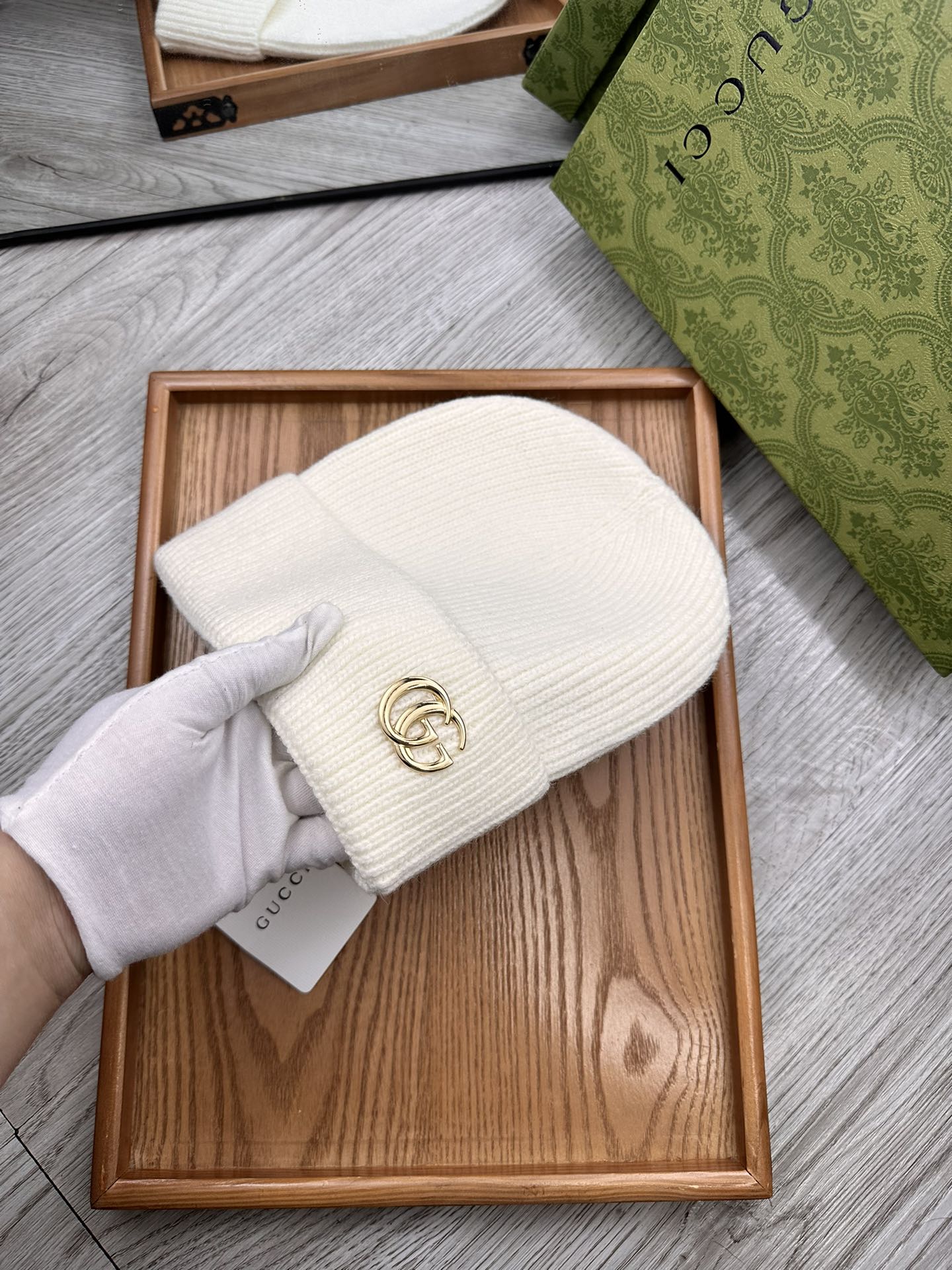 。G家。福利！！新款上架，特别实惠的一个系列帽子，面料：细毛线。密度紧致！毛线针织面料手感舒适透气性好！