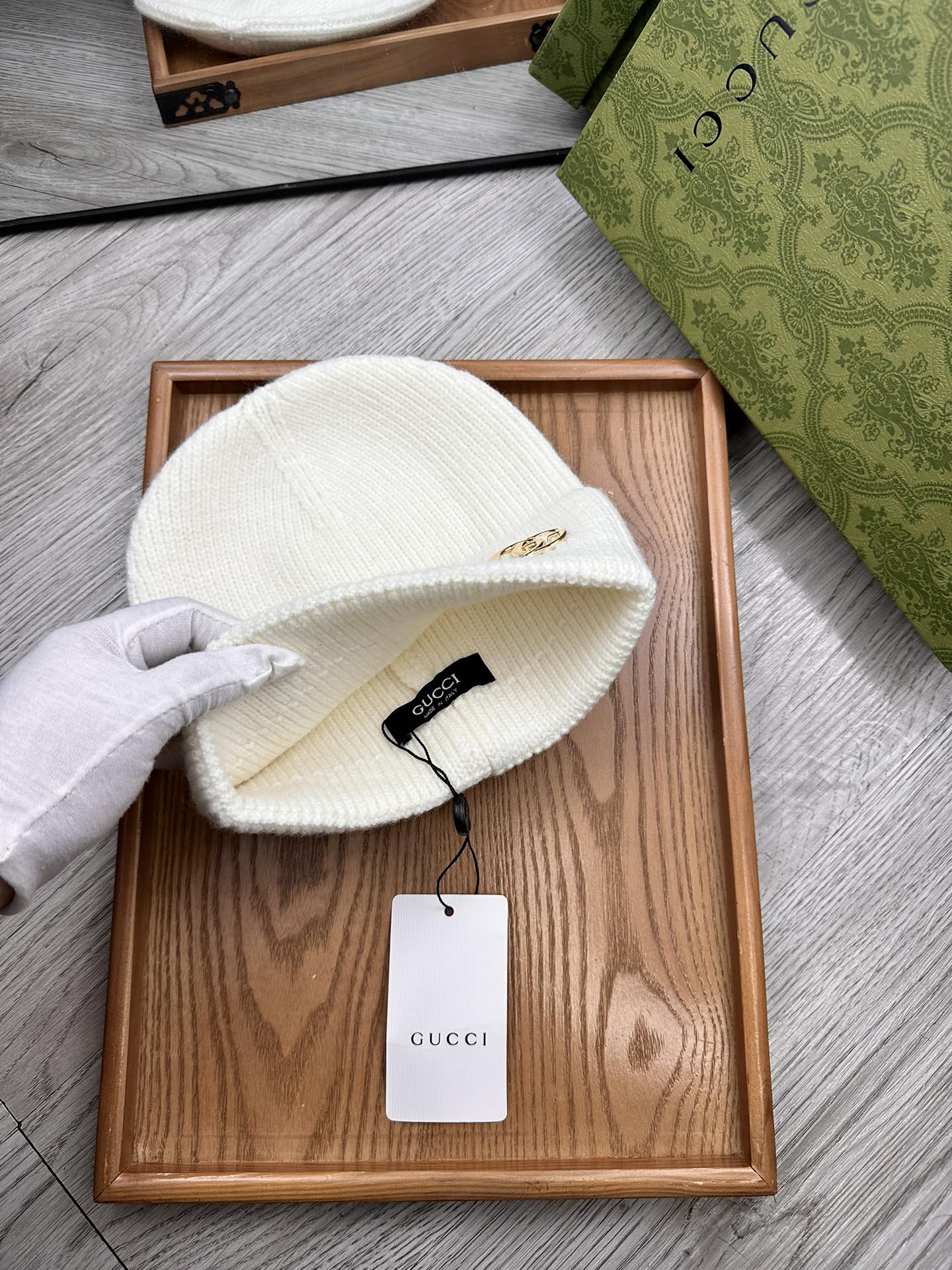 。G家。福利！！新款上架，特别实惠的一个系列帽子，面料：细毛线。密度紧致！毛线针织面料手感舒适透气性好！