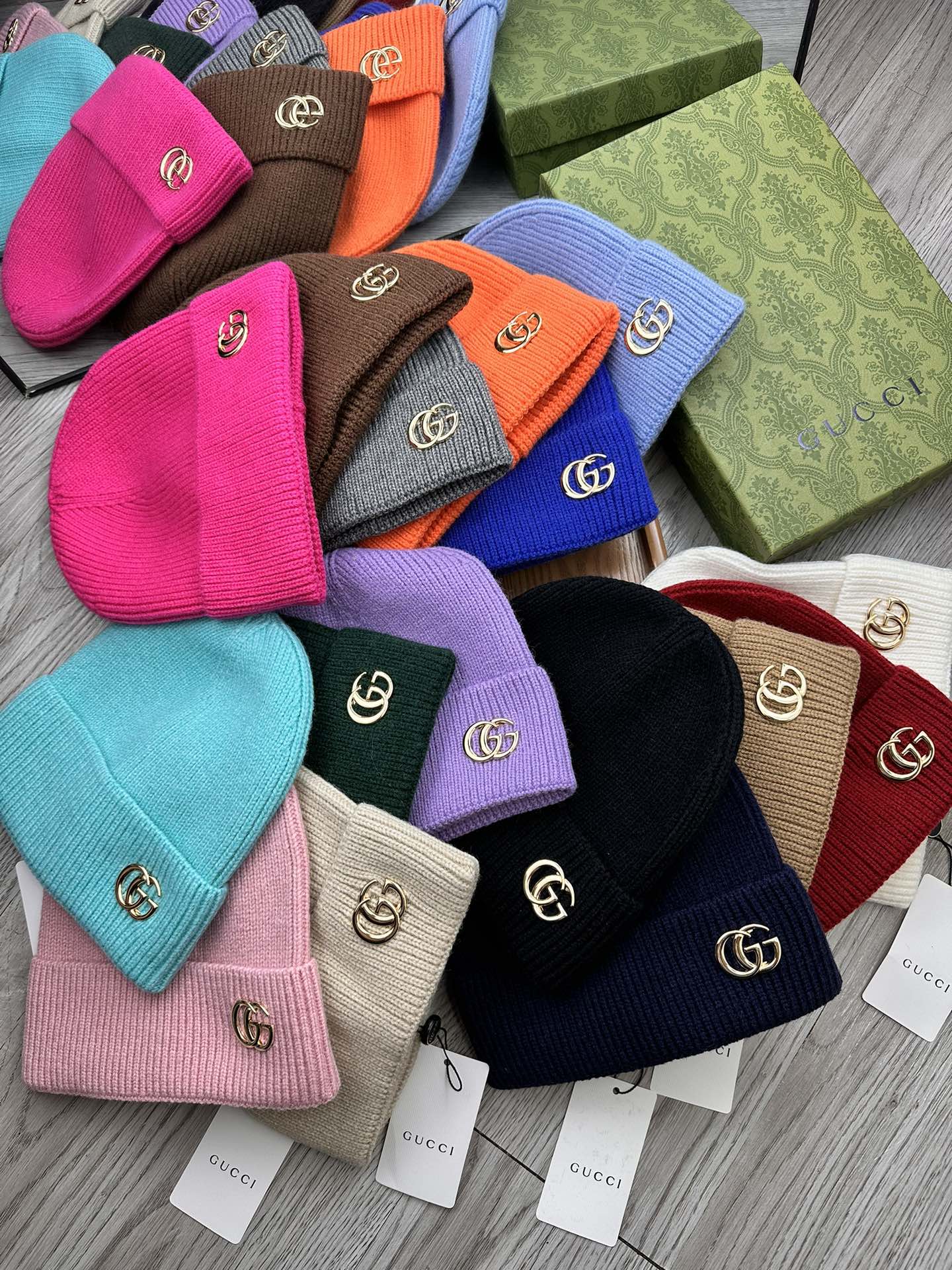 。G家。福利！！新款上架，特别实惠的一个系列帽子，面料：细毛线。密度紧致！毛线针织面料手感舒适透气性好！