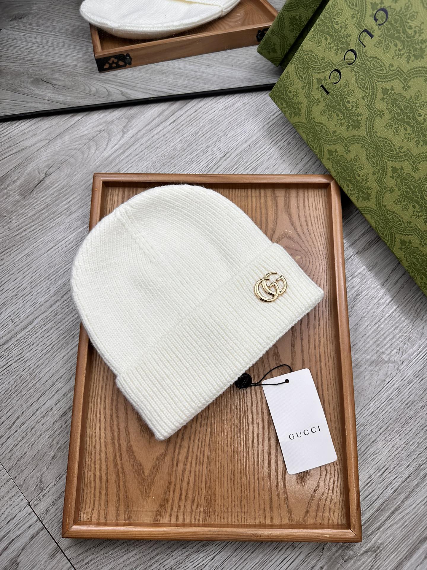 。G家。福利！！新款上架，特别实惠的一个系列帽子，面料：细毛线。密度紧致！毛线针织面料手感舒适透气性好！