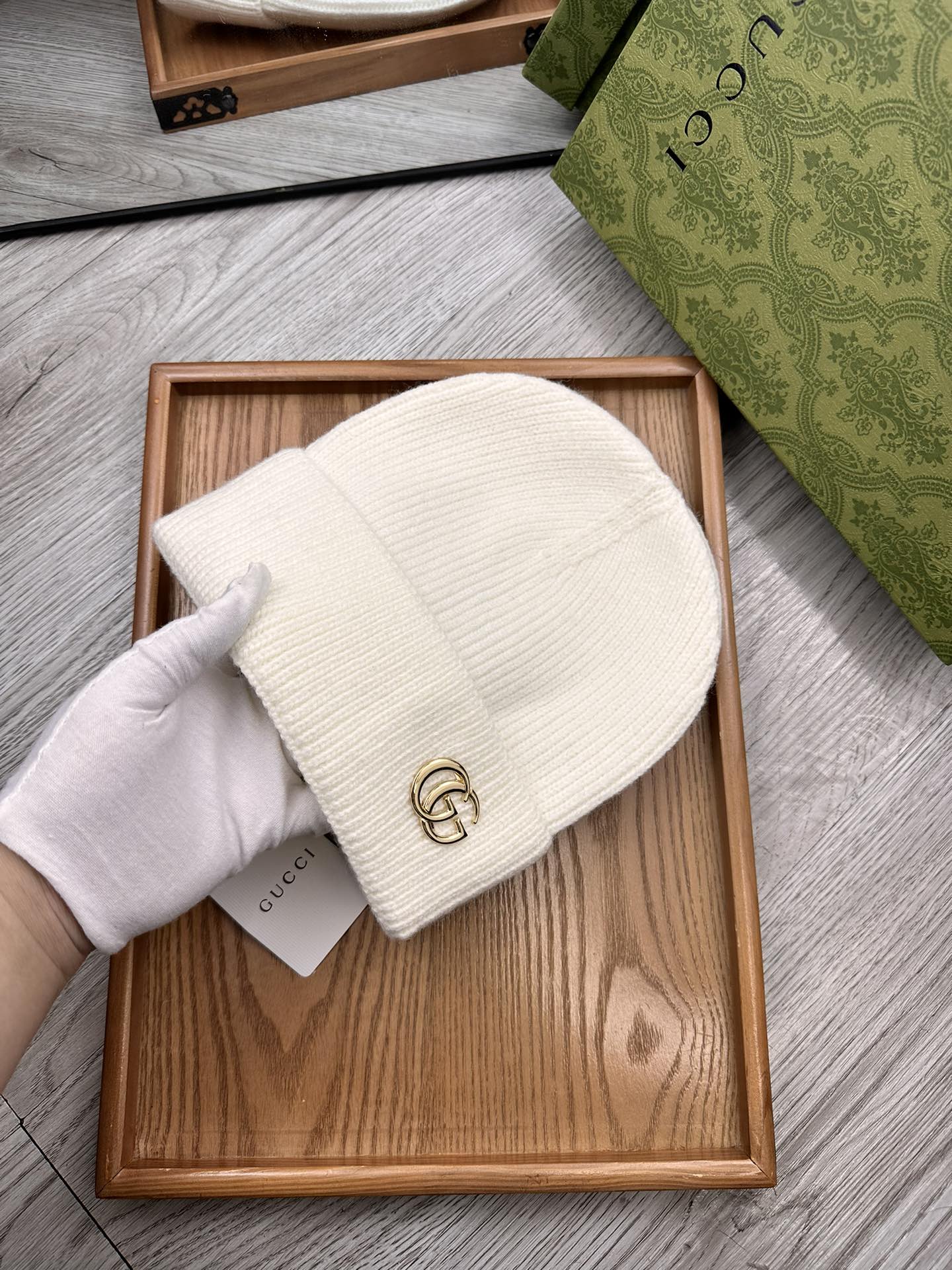 。G家。福利！！新款上架，特别实惠的一个系列帽子，面料：细毛线。密度紧致！毛线针织面料手感舒适透气性好！