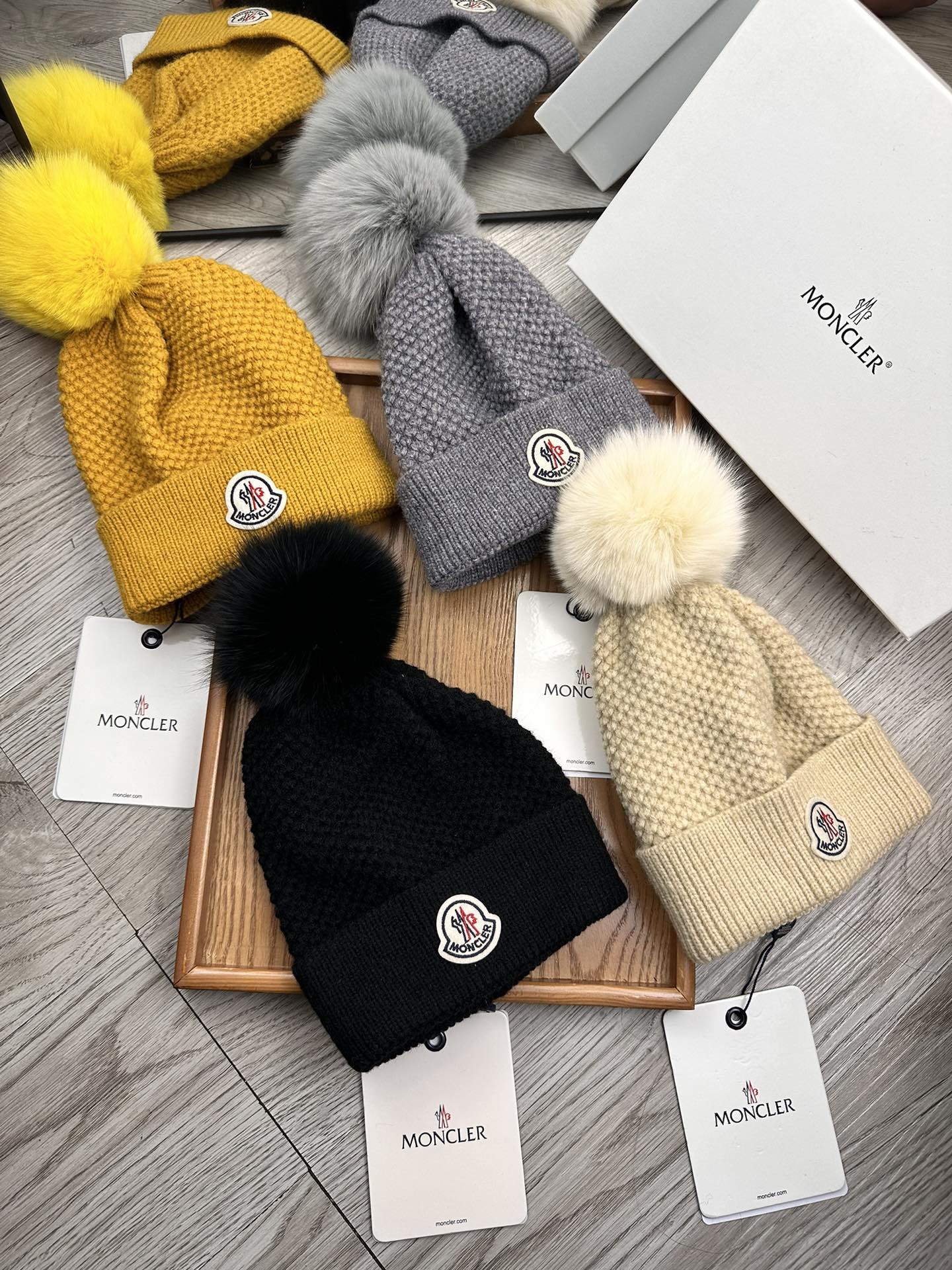 NO:212809,Special offer. Covered. Knitted wool hat!  My little sister’s favorite winter ~ It looks good with any clothes!  A cute and age-reducing style~ with many colors, versatile~ The fur ball is equipped with screened fur balls!  Instead of the cheap fake wool balls on the market!  The fur balls are very soft and shiny!  Get it quickly ~ Hat Fisherman's hat Baseball hat Knitted hat, hat, Moncler, espadrilles, hats19860909特价.蒙口.针织毛线帽！小姐姐的冬日最爱～随便搭配什么衣服都好看！又减龄又显可爱的一款～颜色很多,随心百搭～毛球配的是筛选过的真狐狸毛球！而不是市面上那种便宜的假毛球！毛球非常柔软,有光泽！快快入手～帽子渔夫帽棒球帽针织帽,帽子,Moncler,espadrilles,hats,hat