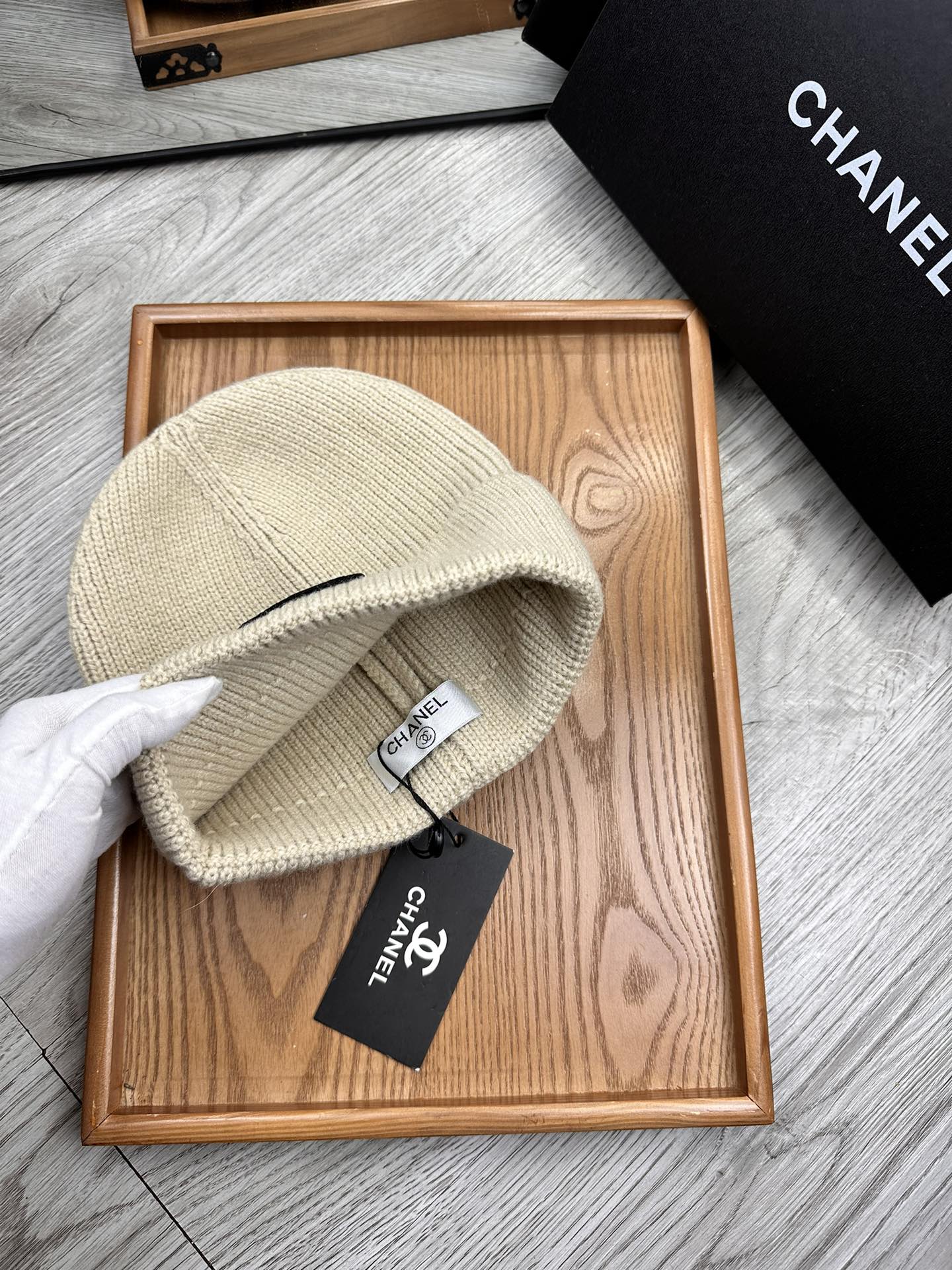 。C家。福利！！新款上架，特别实惠的一个系列帽子，面料：毛线。密度紧致！毛线针织面料手感舒适透气性好！款