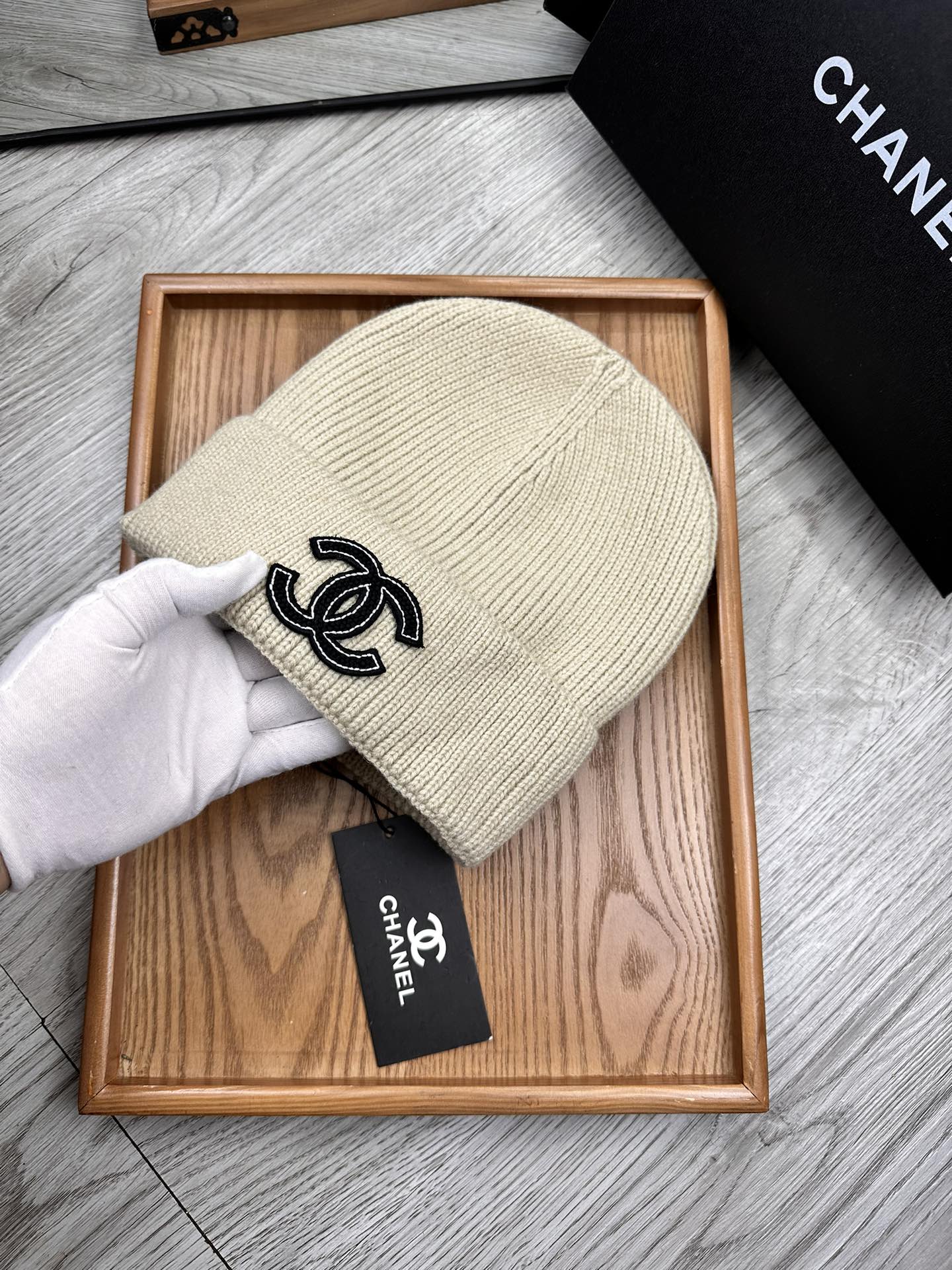 。C家。福利！！新款上架，特别实惠的一个系列帽子，面料：毛线。密度紧致！毛线针织面料手感舒适透气性好！款