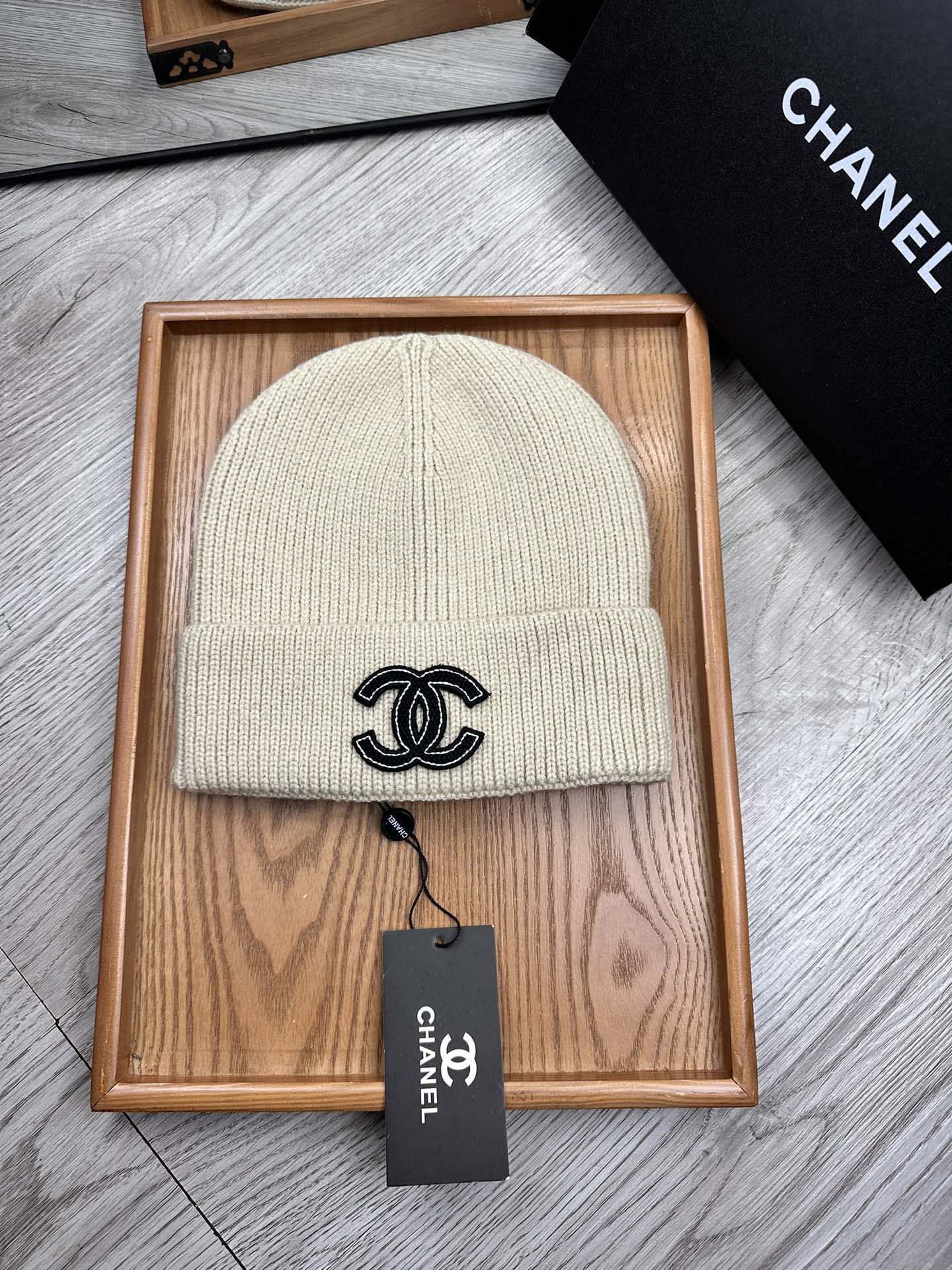 。C家。福利！！新款上架，特别实惠的一个系列帽子，面料：毛线。密度紧致！毛线针织面料手感舒适透气性好！款