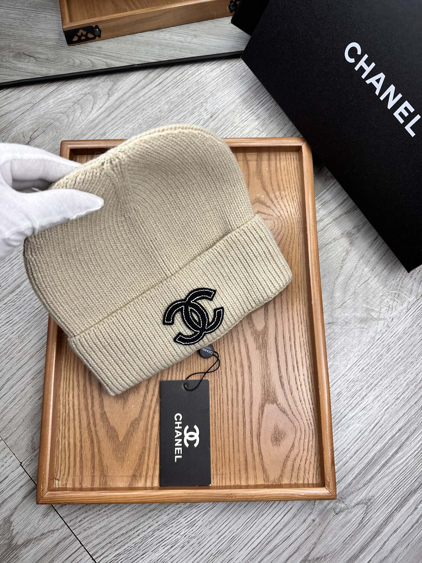 。C家。福利！！新款上架，特别实惠的一个系列帽子，面料：毛线。密度紧致！毛线针织面料手感舒适透气性好！款