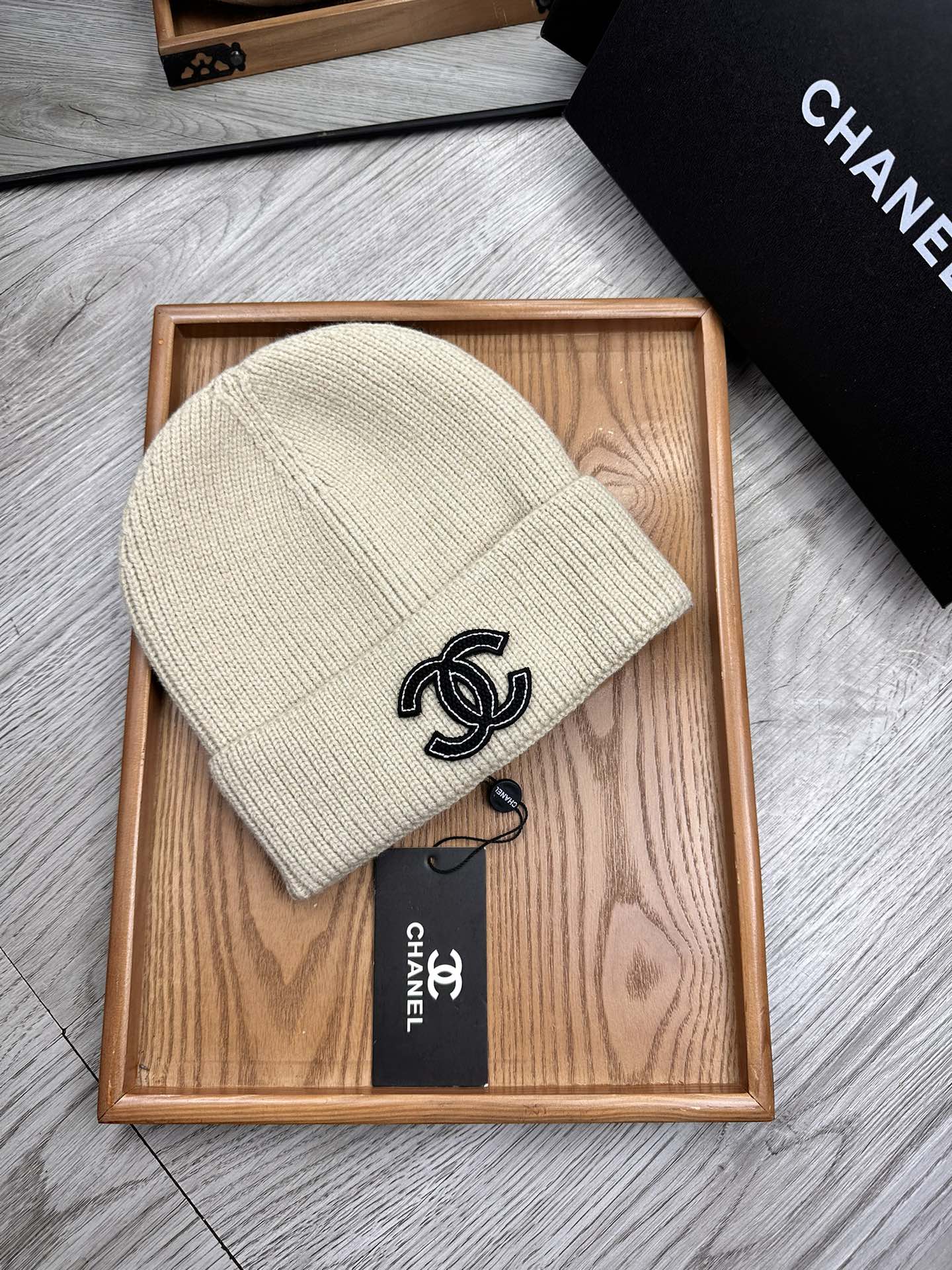 。C家。福利！！新款上架，特别实惠的一个系列帽子，面料：毛线。密度紧致！毛线针织面料手感舒适透气性好！款