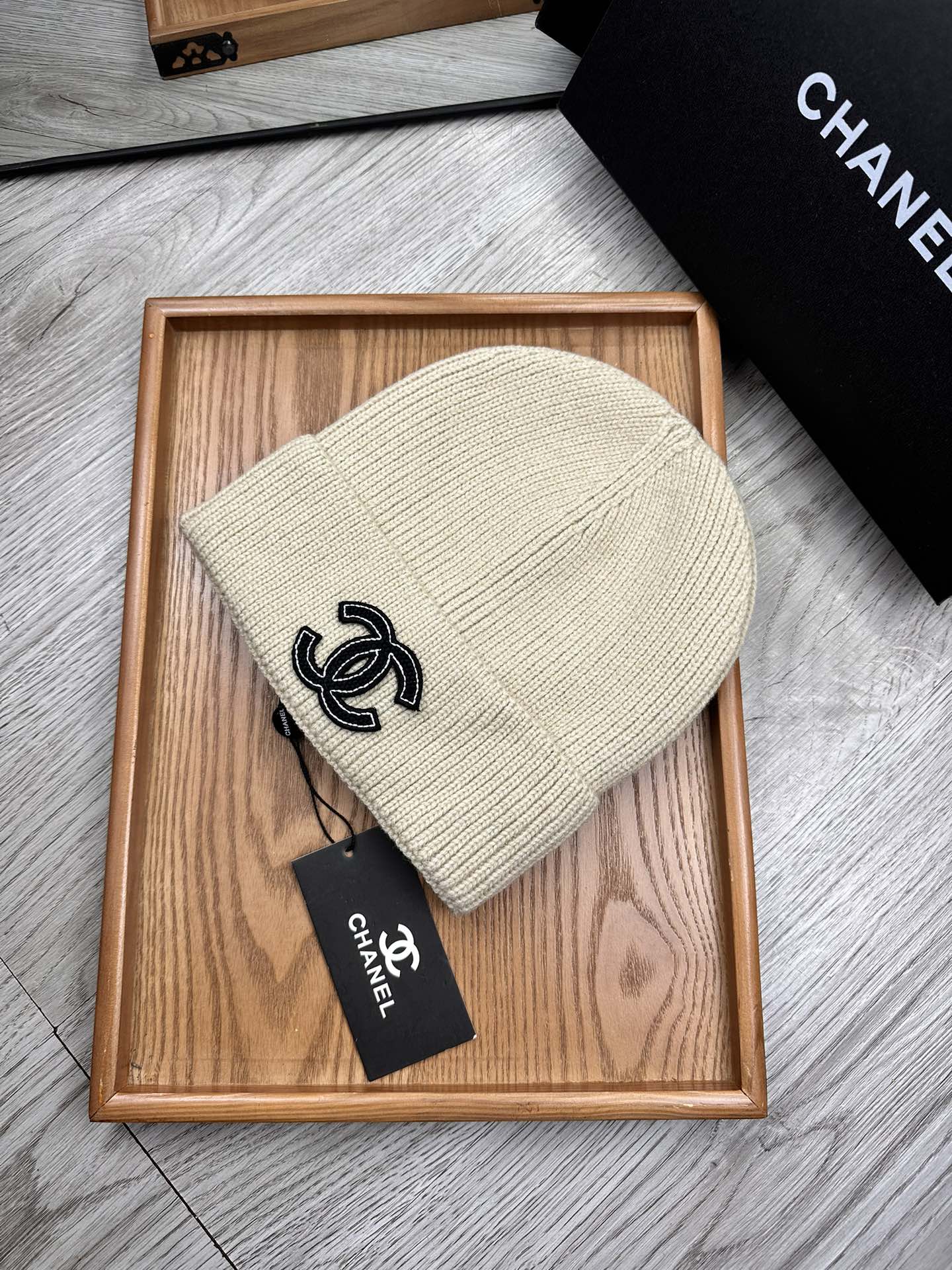 。C家。福利！！新款上架，特别实惠的一个系列帽子，面料：毛线。密度紧致！毛线针织面料手感舒适透气性好！款