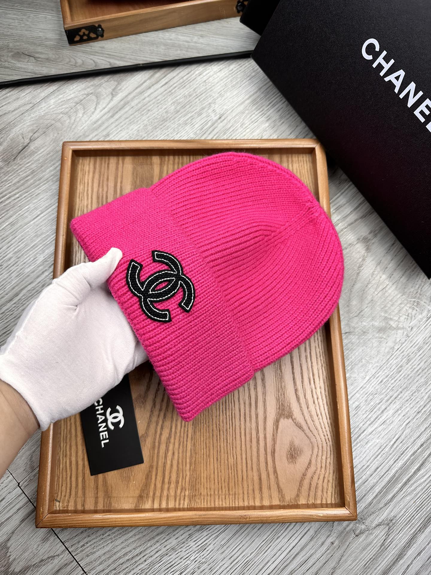 。C家。福利！！新款上架，特别实惠的一个系列帽子，面料：毛线。密度紧致！毛线针织面料手感舒适透气性好！款