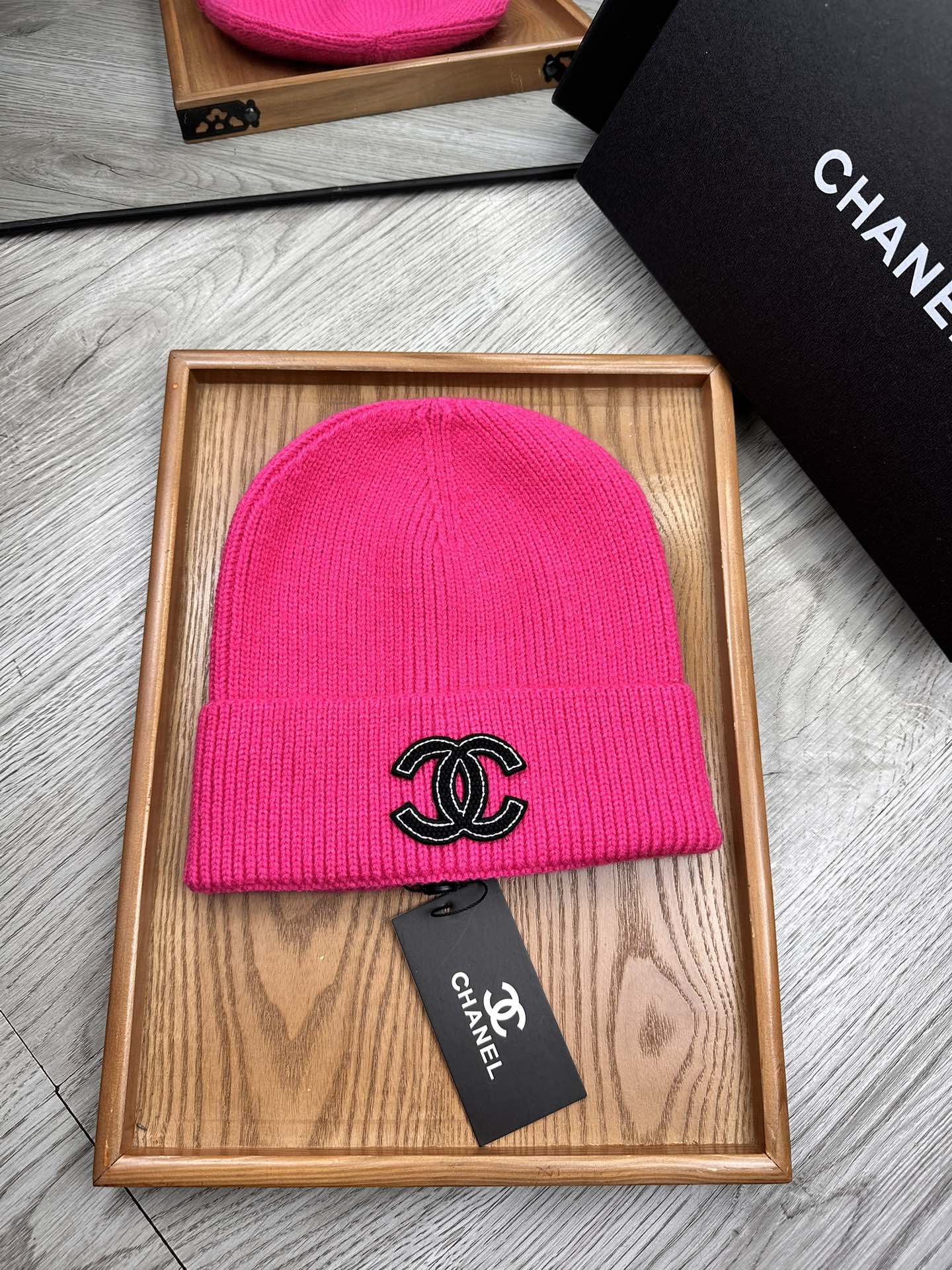 。C家。福利！！新款上架，特别实惠的一个系列帽子，面料：毛线。密度紧致！毛线针织面料手感舒适透气性好！款