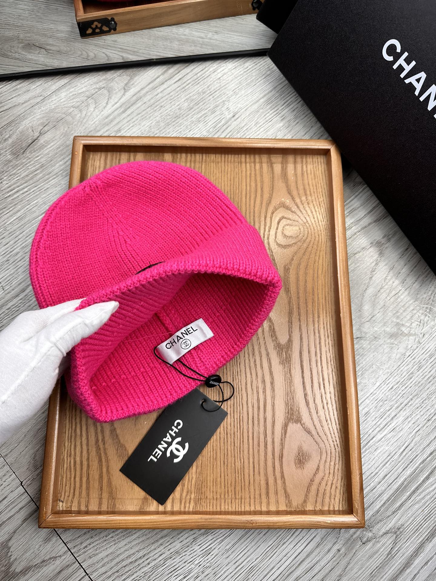 。C家。福利！！新款上架，特别实惠的一个系列帽子，面料：毛线。密度紧致！毛线针织面料手感舒适透气性好！款