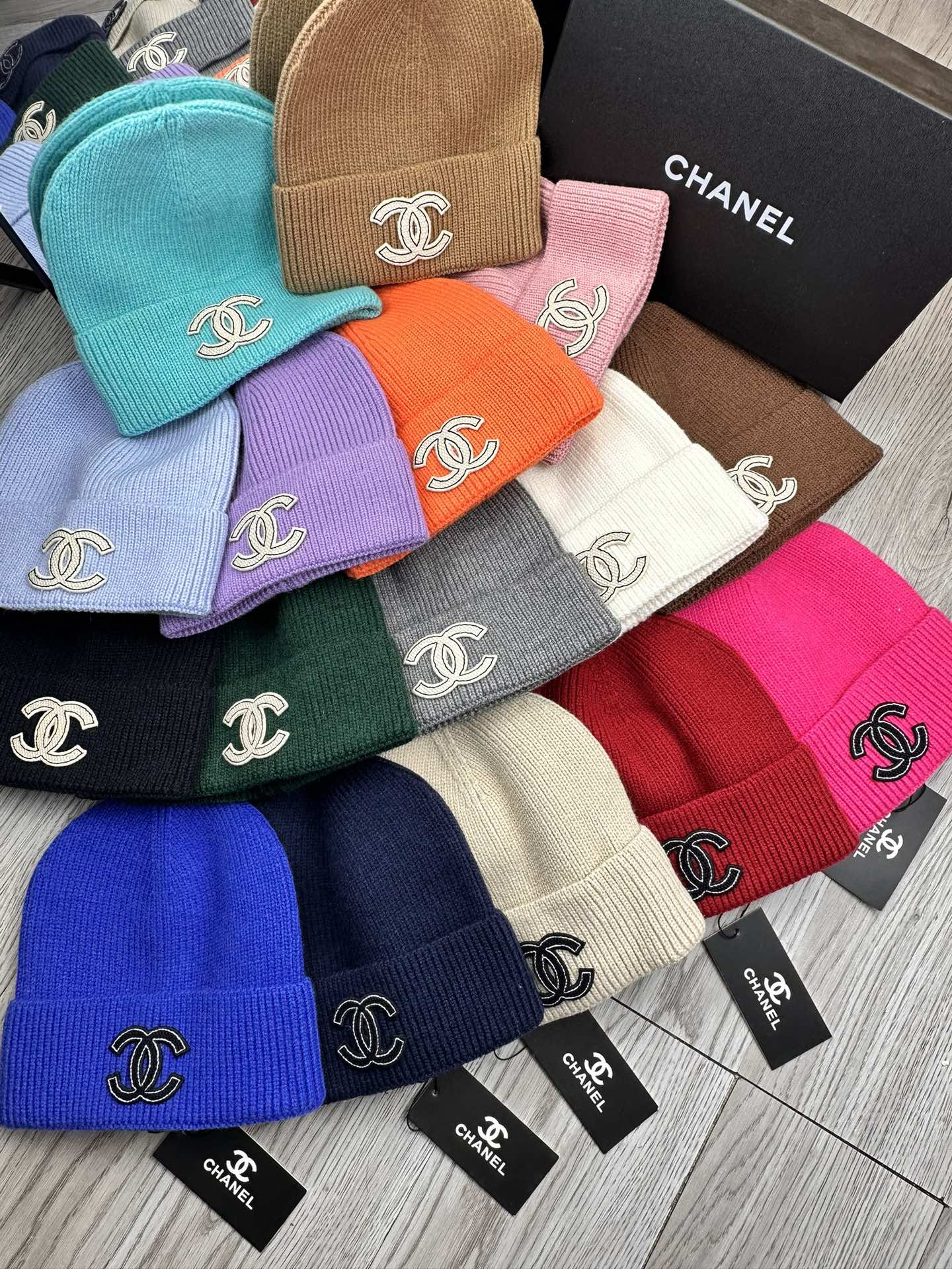 NO:212934,Special offer.C home. Benefits!  !  The new model is on the shelves, especially affordable, a series of hats, fabric wool, and tight density!  The wool knitted fabric feels comfortable and breathable!  The style is novel and unique!  A must-have item on the street, age-reducing and fashionable, very generous!  The hat looks very good!  And the price is very beautiful!  It is a very good item to give to others for your own use!  !  Complete trademark tags!  !  There are many styles and colors!  Hat fisherman hat baseball hat knit hat, hat, chanel, espadrilles, hats19860909特价.C家.福利！！新款上架,特别实惠的一个系列帽子,面料毛线.密度紧致！毛线针织面料手感舒适透气性好！款式新颖别致！出街必备单品,减龄又时尚,非常大方！帽型特别好看！而且价格非常美丽！送人自用都是非常不错的一款单品哦！！商标吊牌齐全！！款式多多,颜色多多！帽子渔夫帽棒球帽针织帽,帽子,chanel,espadrilles,hats,hat