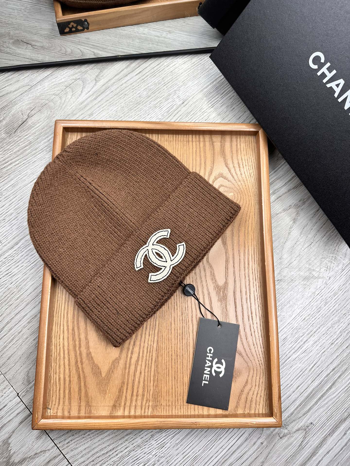 。C家。福利！！新款上架，特别实惠的一个系列帽子，面料：毛线。密度紧致！毛线针织面料手感舒适透气性好！款