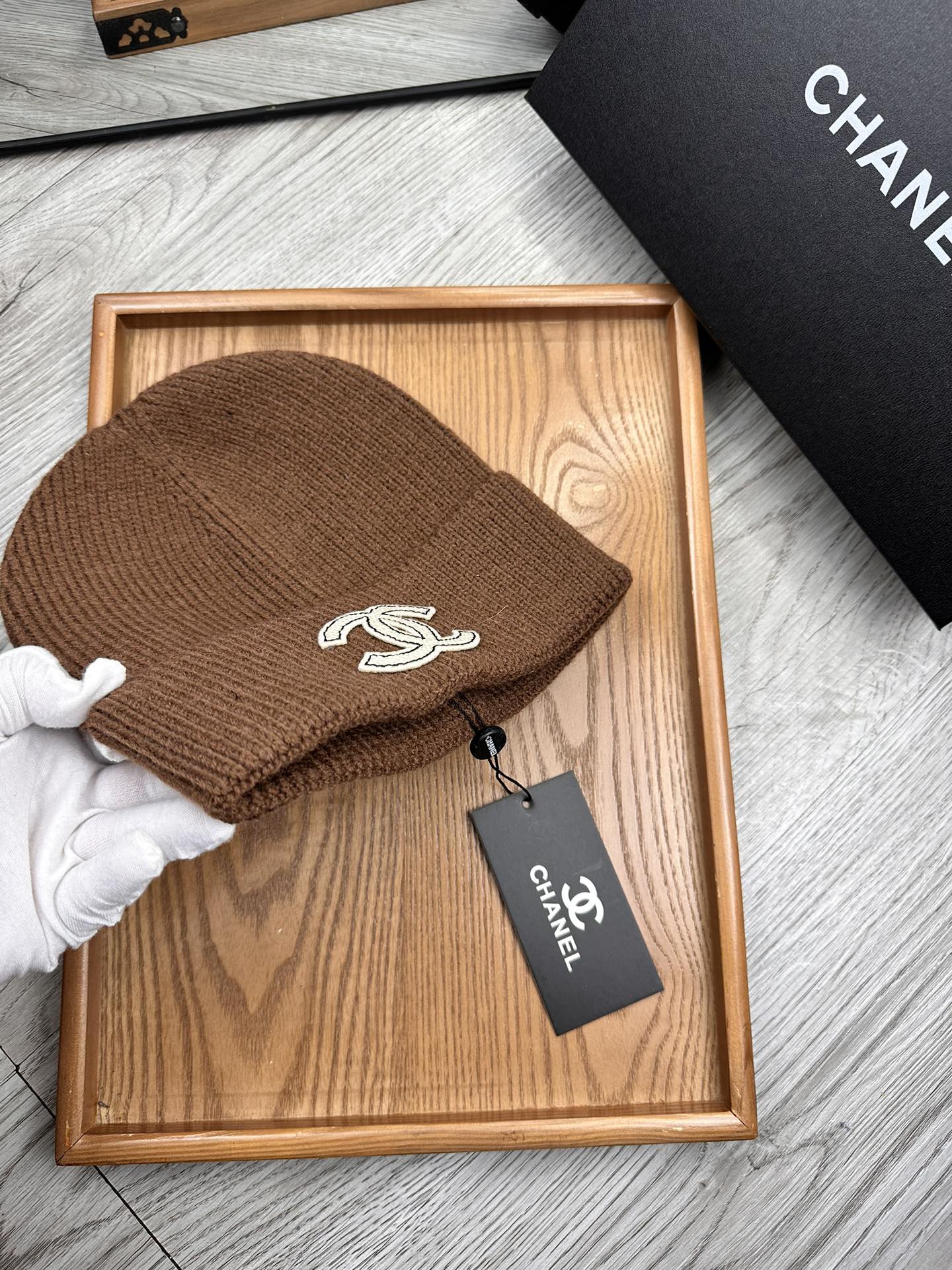 。C家。福利！！新款上架，特别实惠的一个系列帽子，面料：毛线。密度紧致！毛线针织面料手感舒适透气性好！款