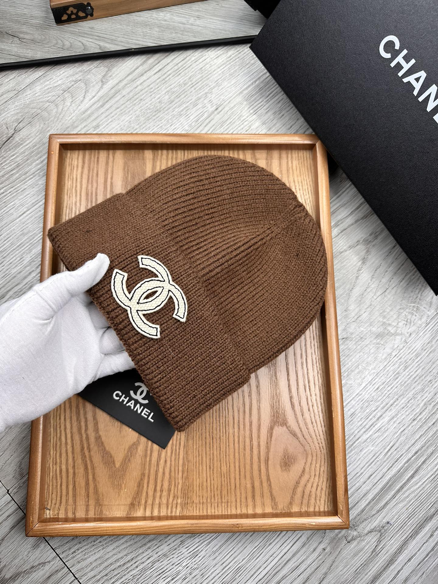 。C家。福利！！新款上架，特别实惠的一个系列帽子，面料：毛线。密度紧致！毛线针织面料手感舒适透气性好！款