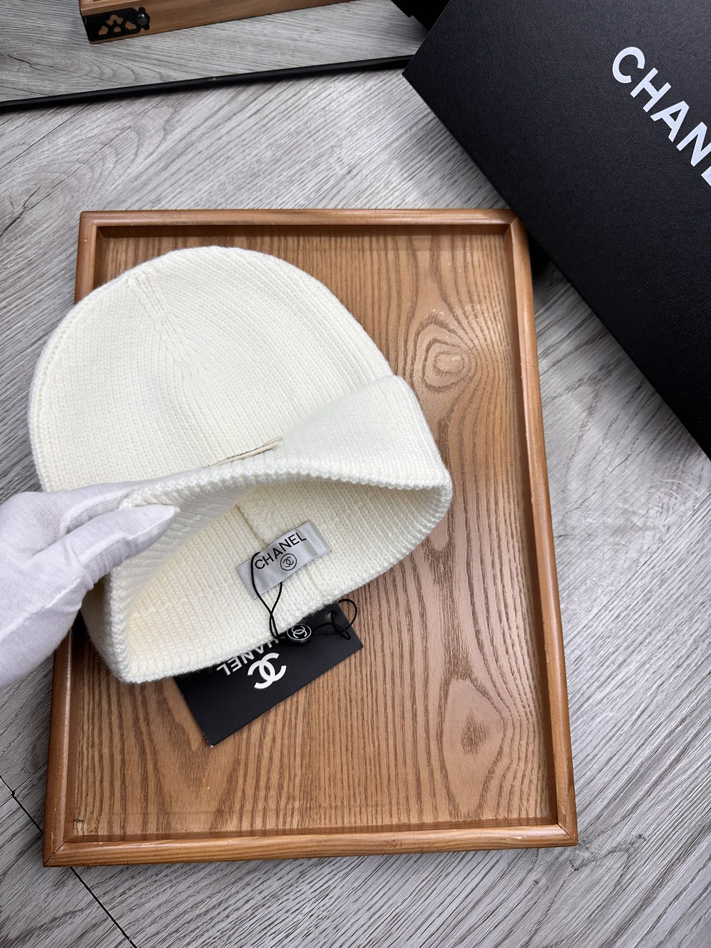 。C家。福利！！新款上架，特别实惠的一个系列帽子，面料：毛线。密度紧致！毛线针织面料手感舒适透气性好！款