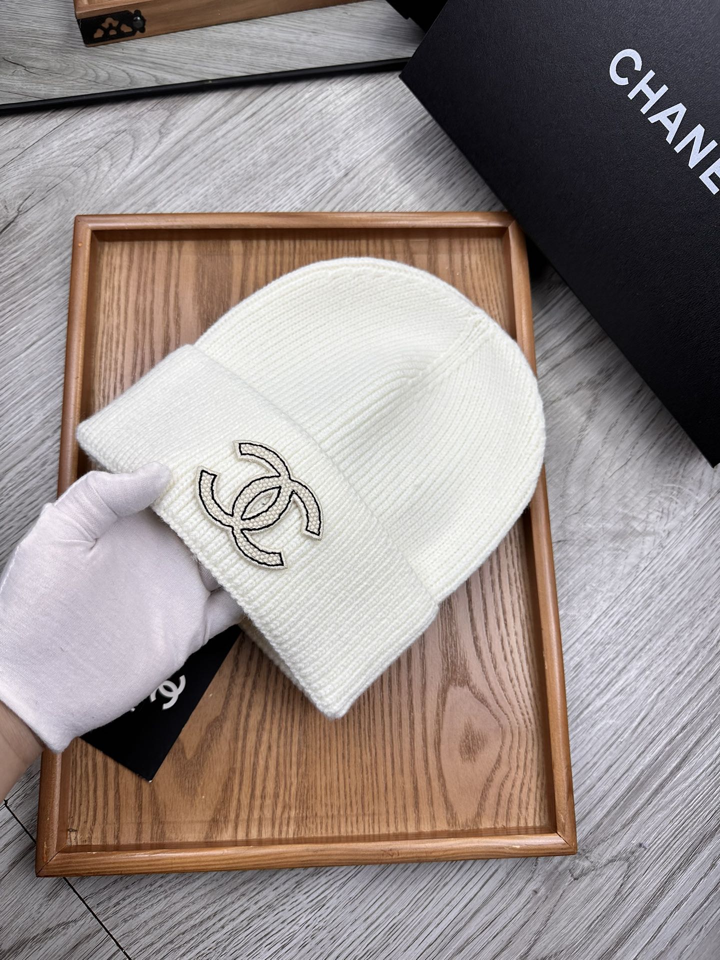 。C家。福利！！新款上架，特别实惠的一个系列帽子，面料：毛线。密度紧致！毛线针织面料手感舒适透气性好！款