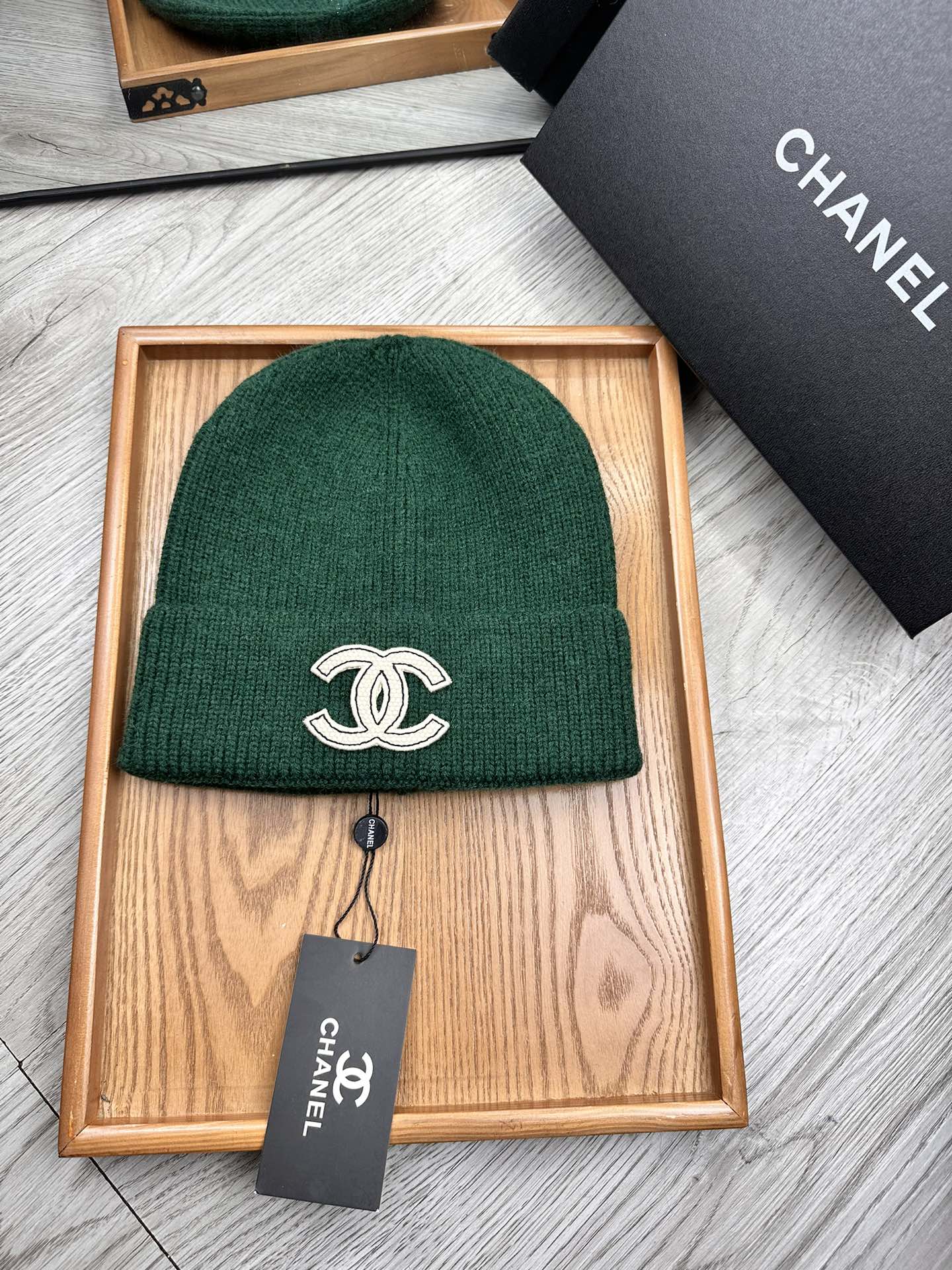 。C家。福利！！新款上架，特别实惠的一个系列帽子，面料：毛线。密度紧致！毛线针织面料手感舒适透气性好！款