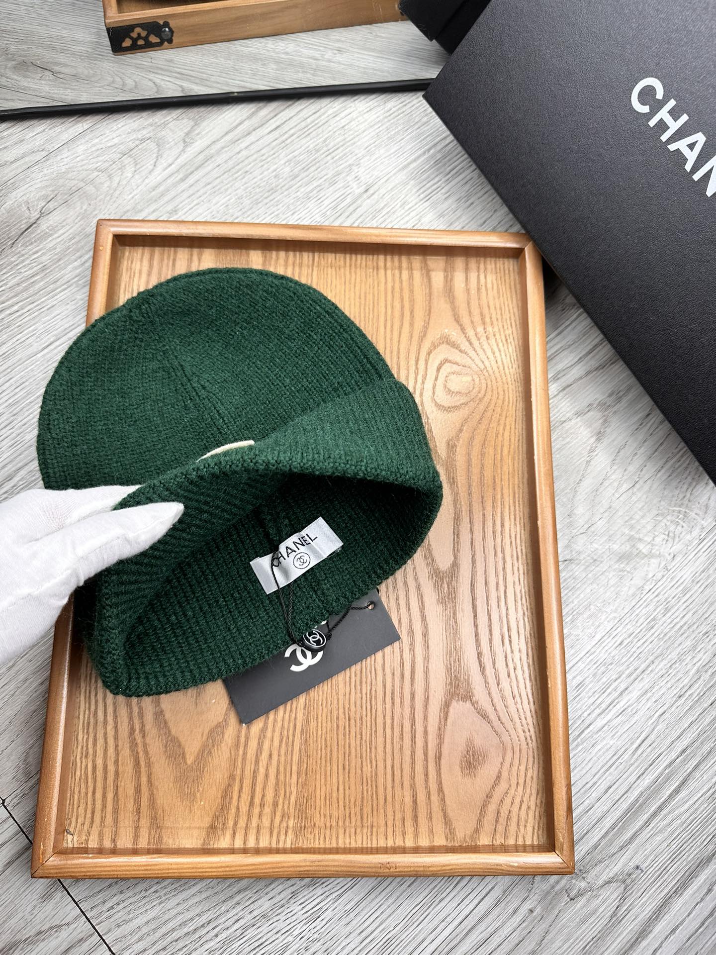 。C家。福利！！新款上架，特别实惠的一个系列帽子，面料：毛线。密度紧致！毛线针织面料手感舒适透气性好！款