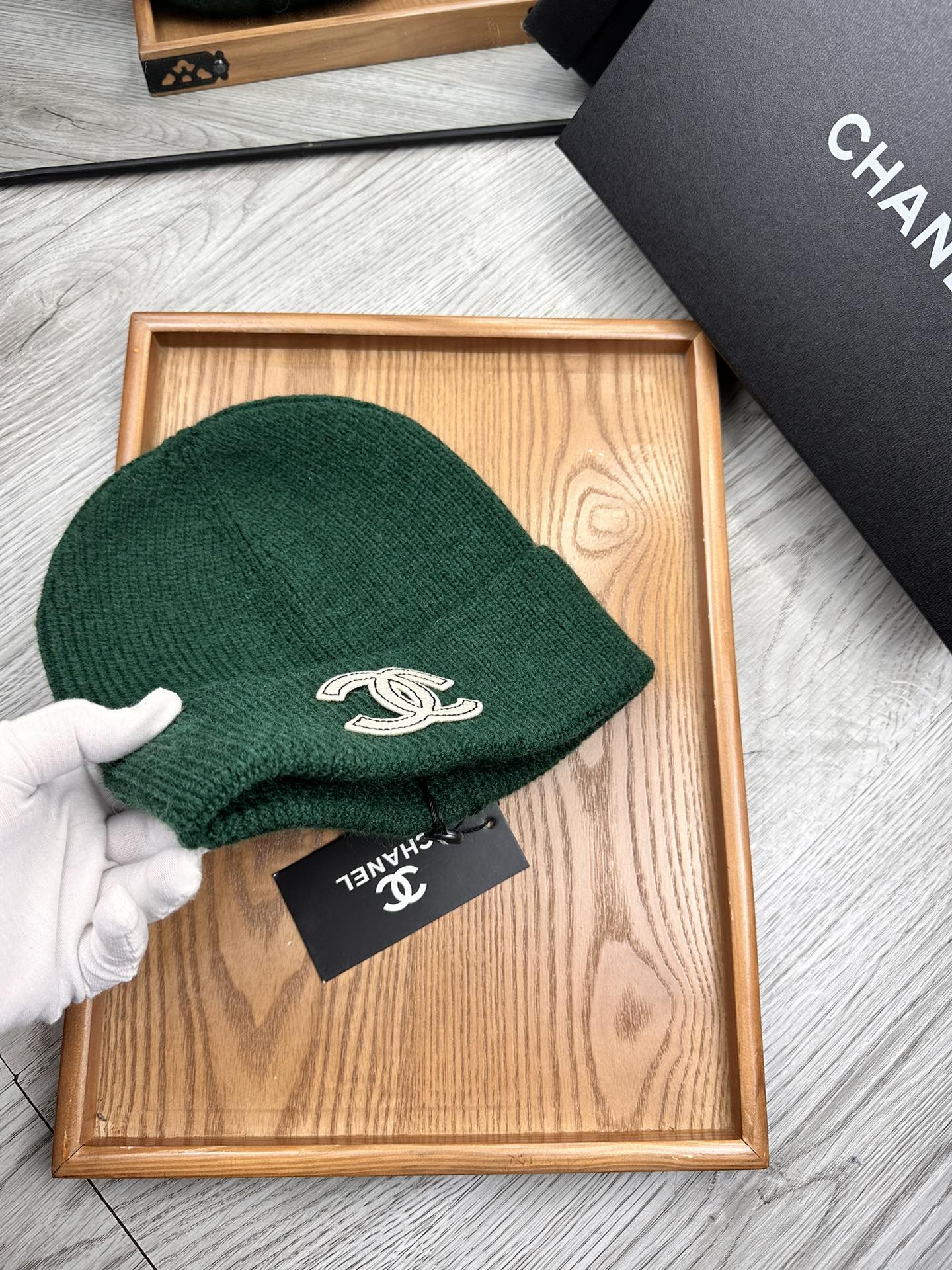 。C家。福利！！新款上架，特别实惠的一个系列帽子，面料：毛线。密度紧致！毛线针织面料手感舒适透气性好！款