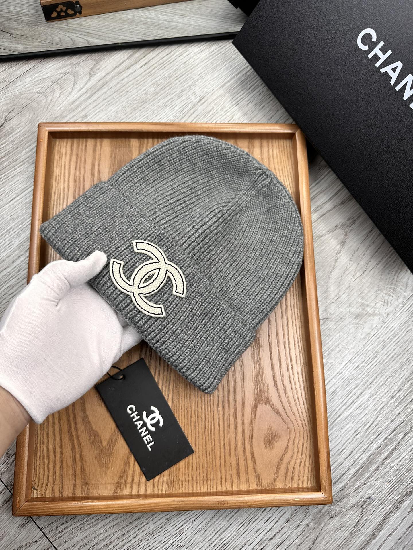 。C家。福利！！新款上架，特别实惠的一个系列帽子，面料：毛线。密度紧致！毛线针织面料手感舒适透气性好！款