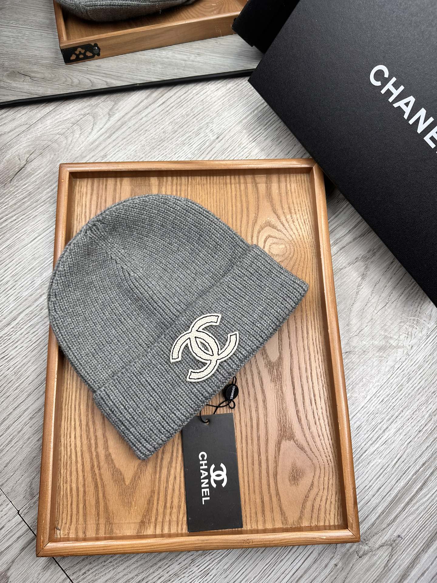 。C家。福利！！新款上架，特别实惠的一个系列帽子，面料：毛线。密度紧致！毛线针织面料手感舒适透气性好！款