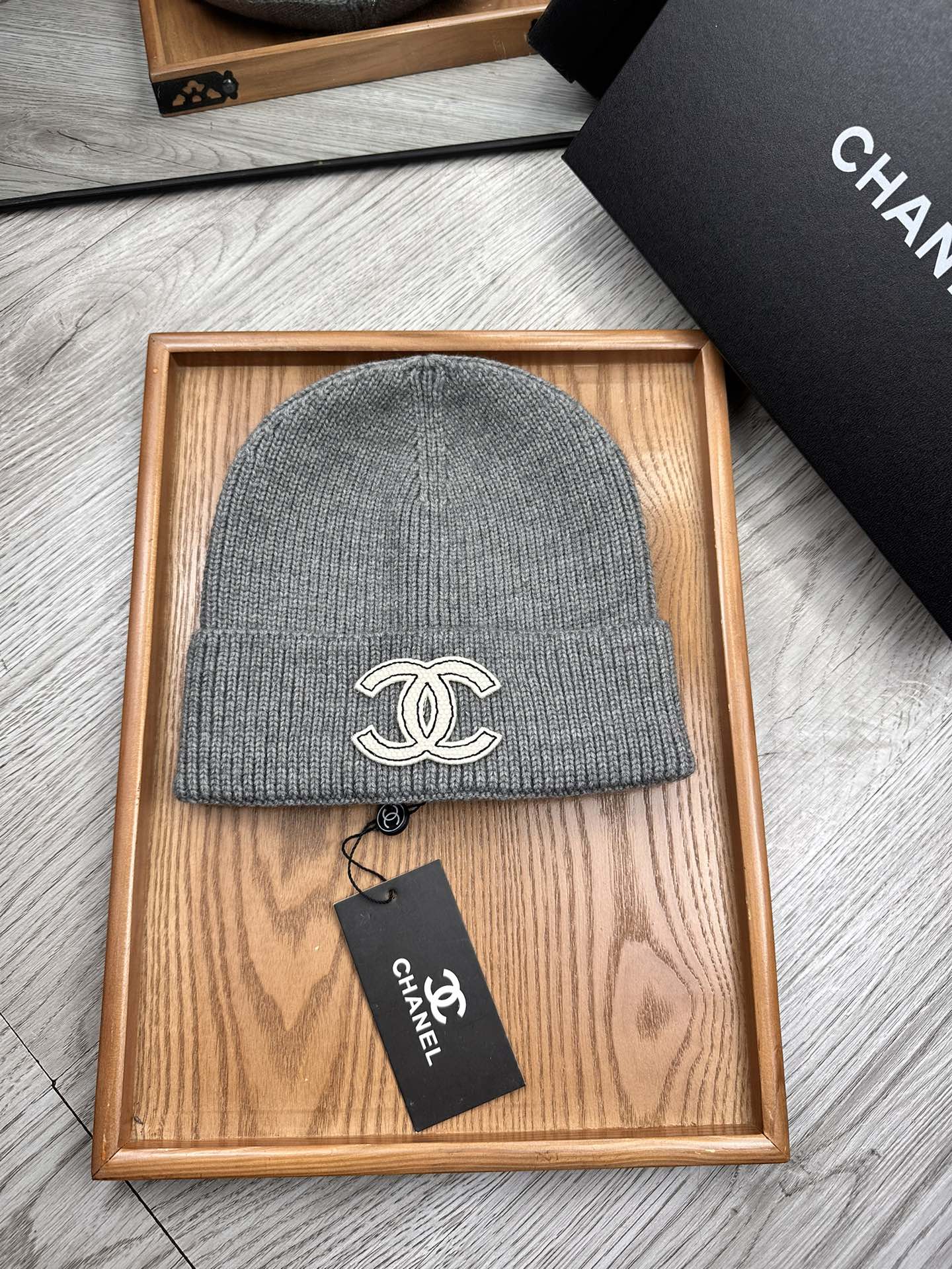 。C家。福利！！新款上架，特别实惠的一个系列帽子，面料：毛线。密度紧致！毛线针织面料手感舒适透气性好！款